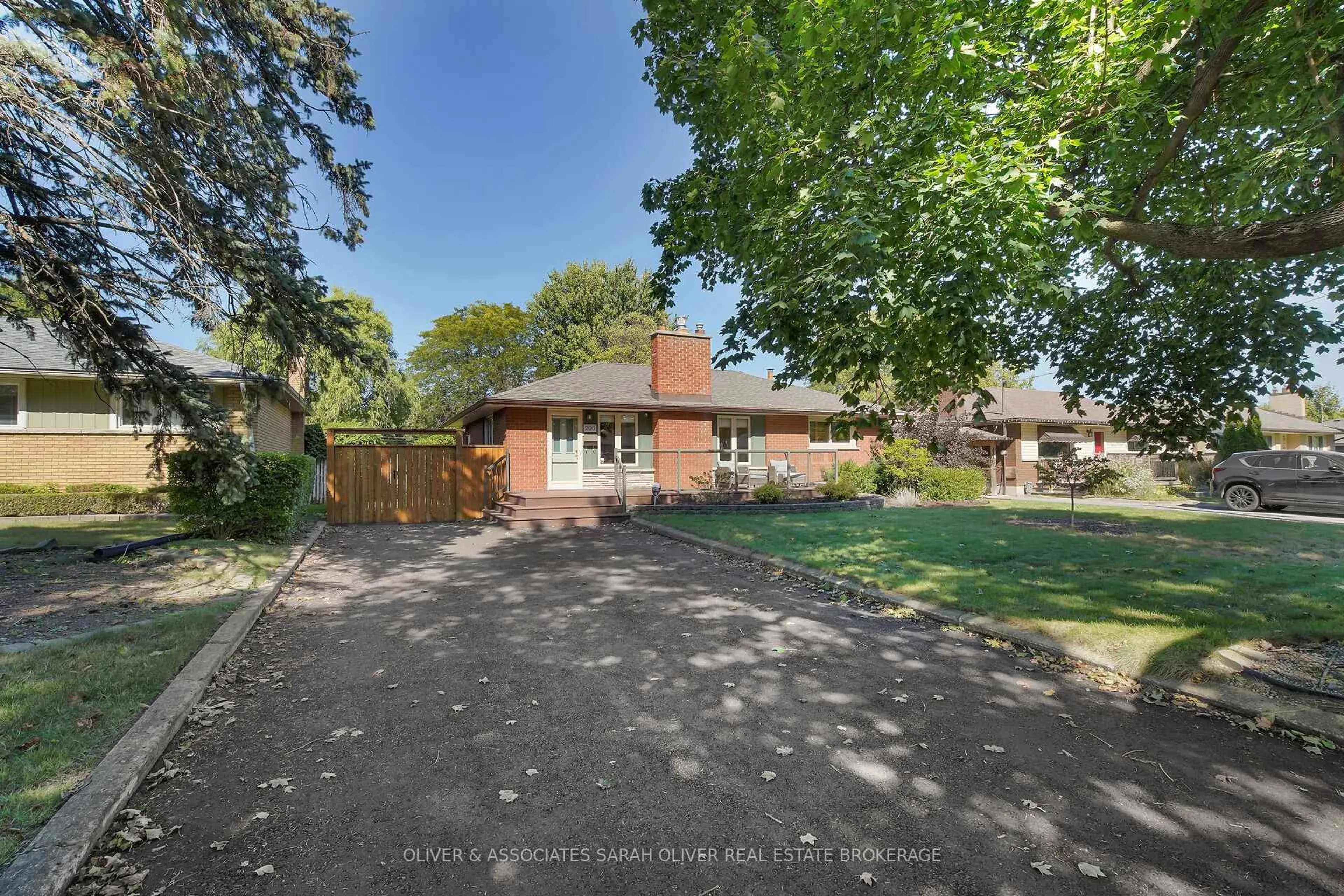A pic from outside/outdoor area/front of a property/back of a property/a pic from drone, street for 200 Gladman Ave, London South Ontario N6J 1X5