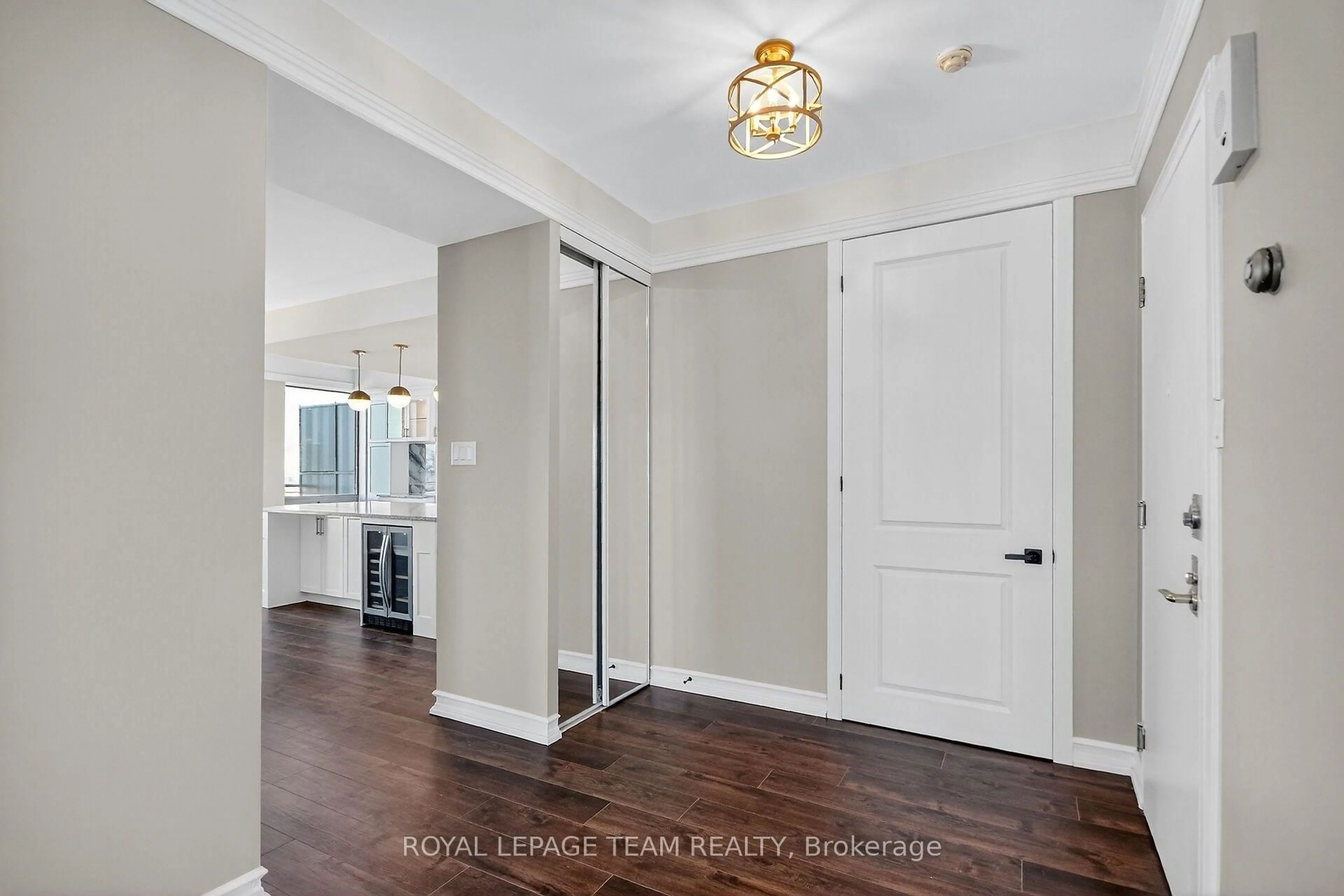Indoor entryway for 515 St Laurent Blvd #2509/2510, Ottawa Ontario K1K 3X5