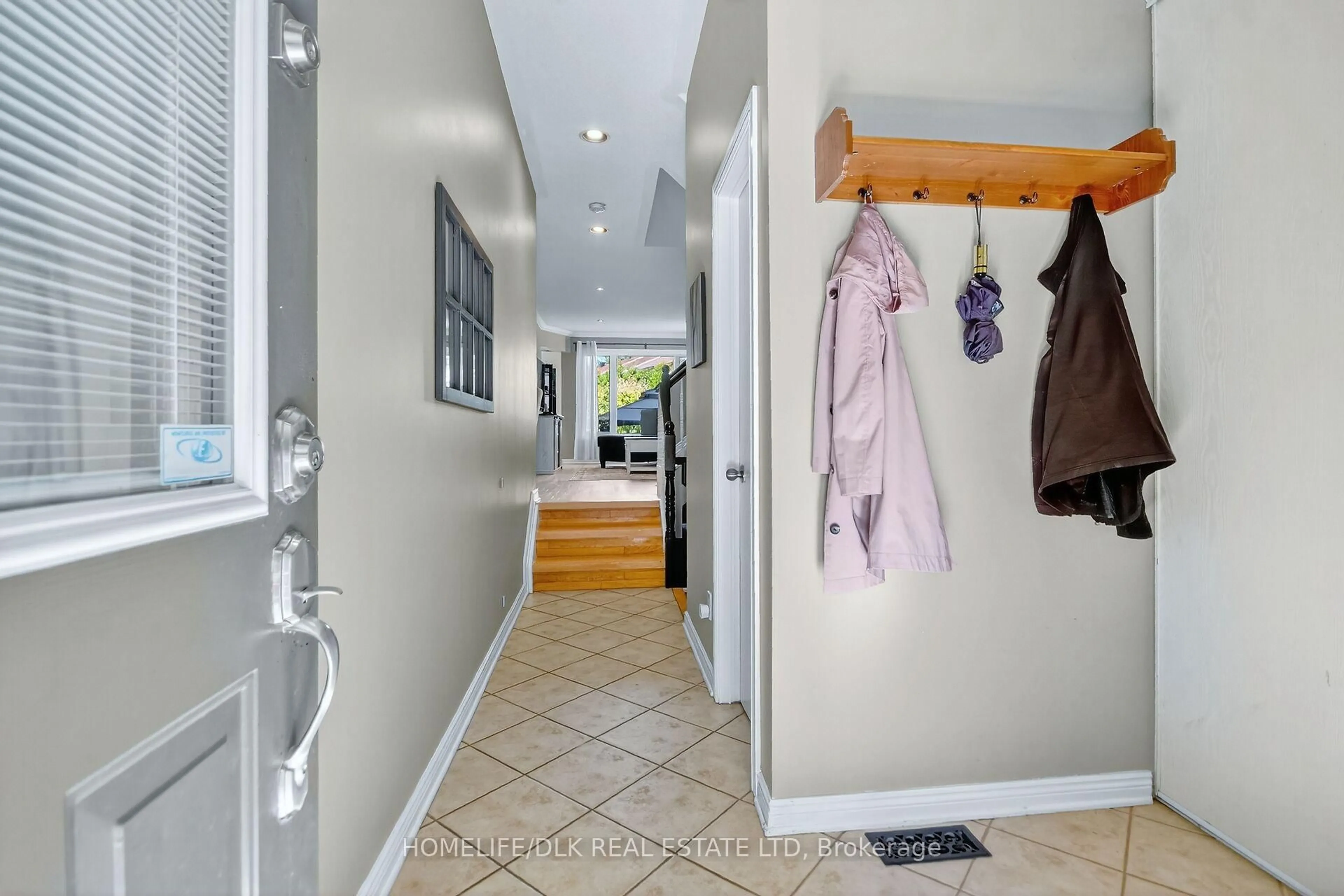 Indoor entryway for 108 Landover Cres, Ottawa Ontario K2M 2W4