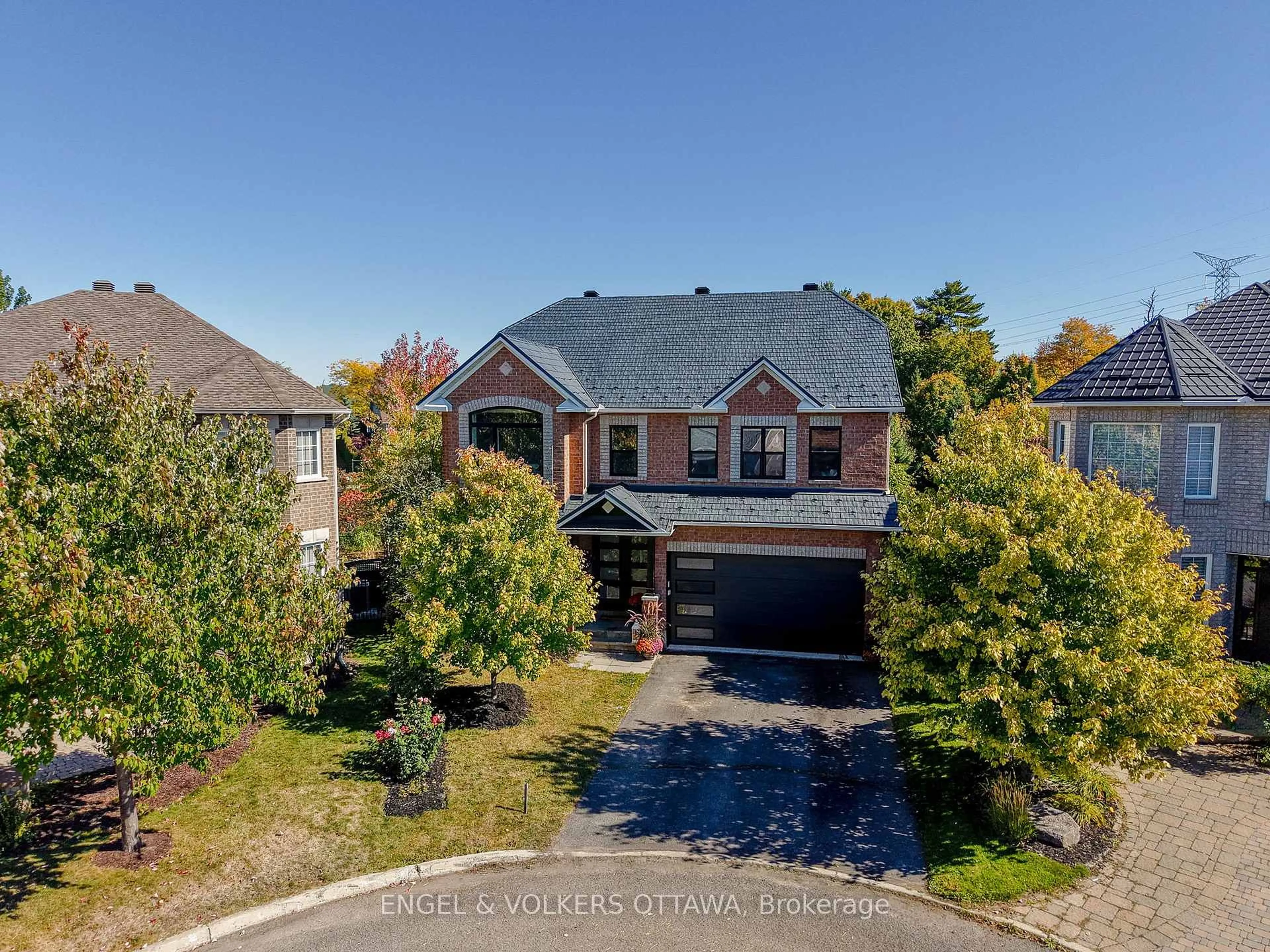 A pic from outside/outdoor area/front of a property/back of a property/a pic from drone, street for 2139 Blue Willow Cres, Ottawa Ontario K1W 1K5