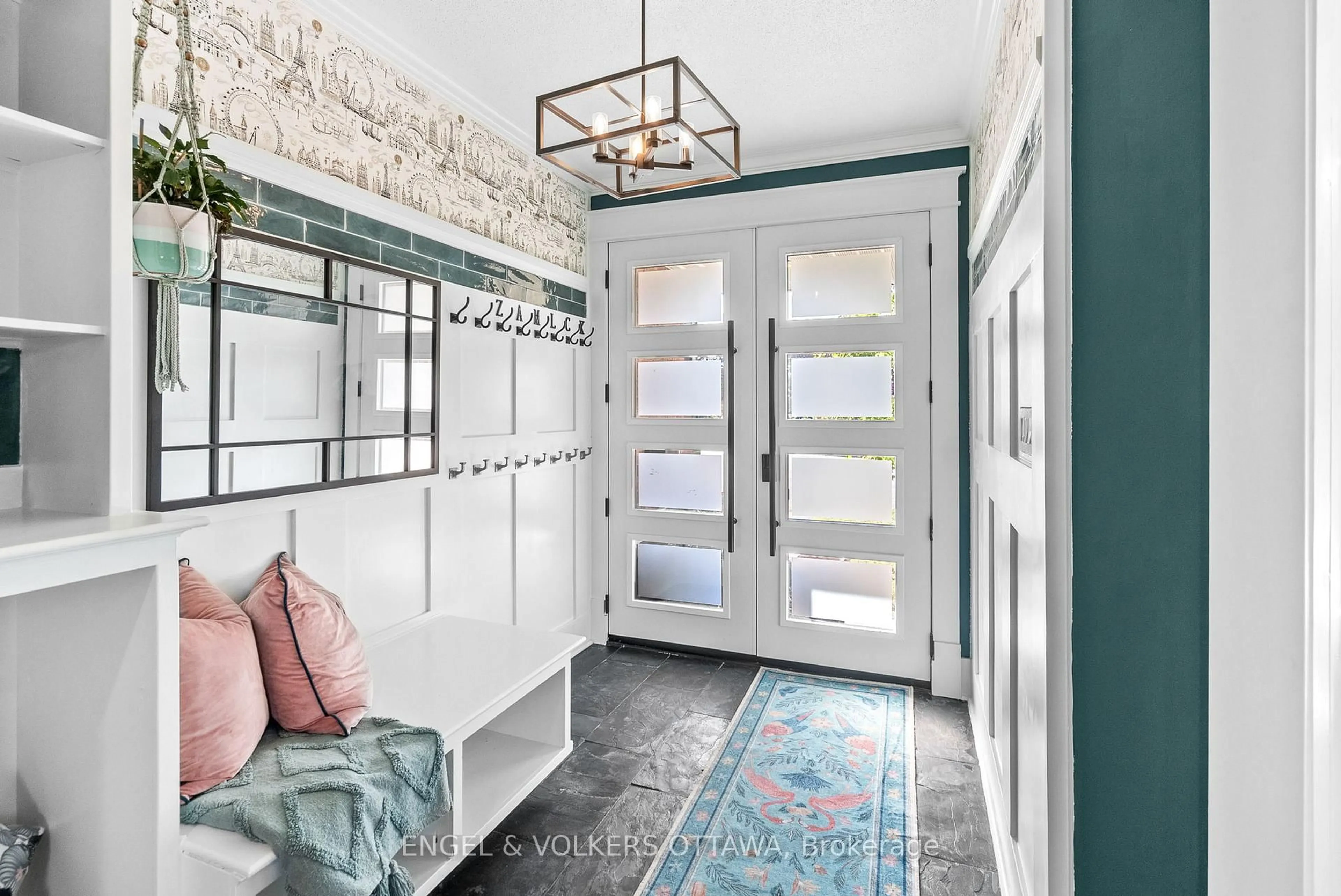 Indoor entryway for 2139 Blue Willow Cres, Ottawa Ontario K1W 1K5