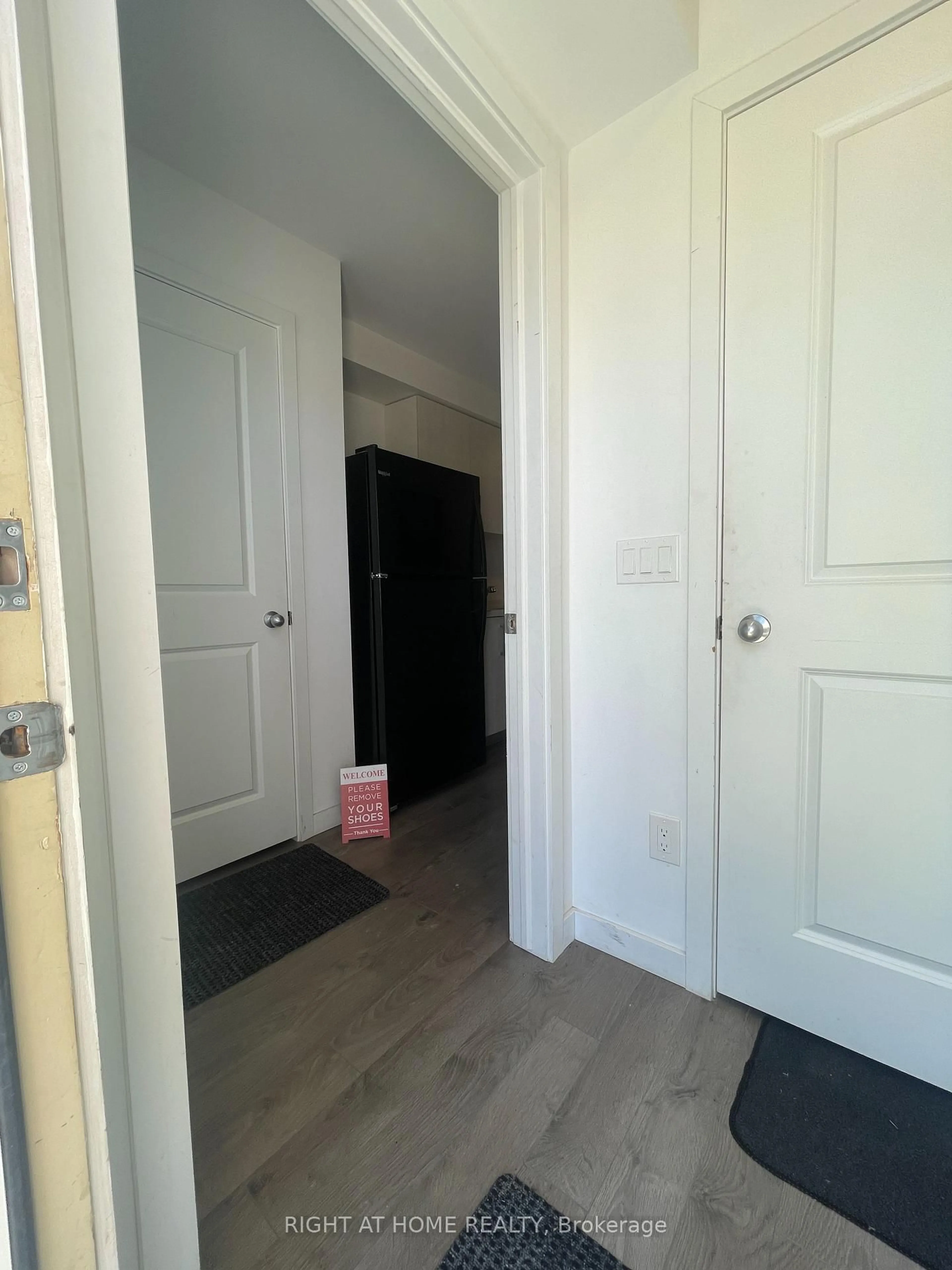 Indoor entryway for 400 Alberta St, Welland Ontario L3B 0K5