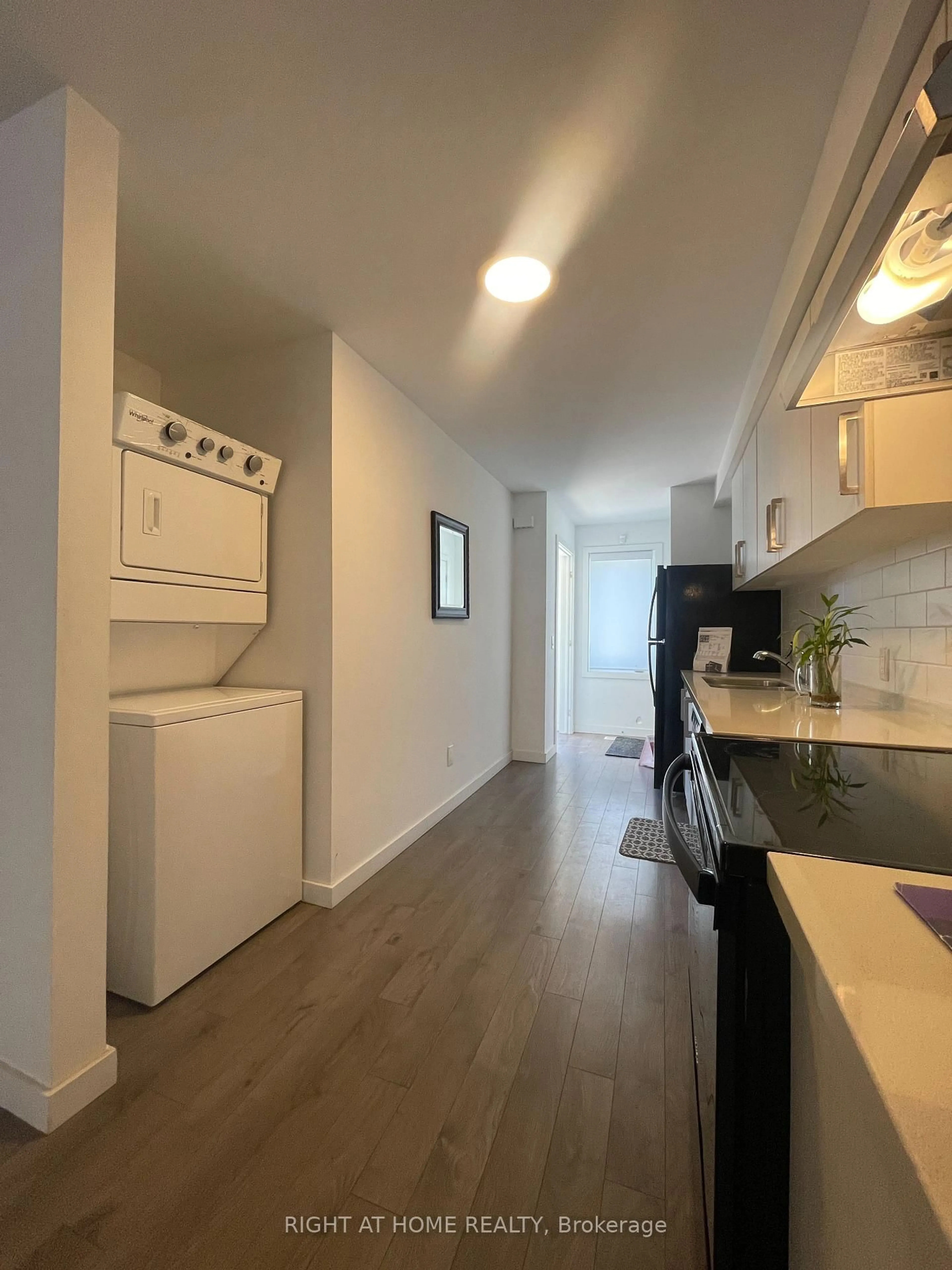 Standard kitchen, wood/laminate floor for 400 Alberta St, Welland Ontario L3B 0K5