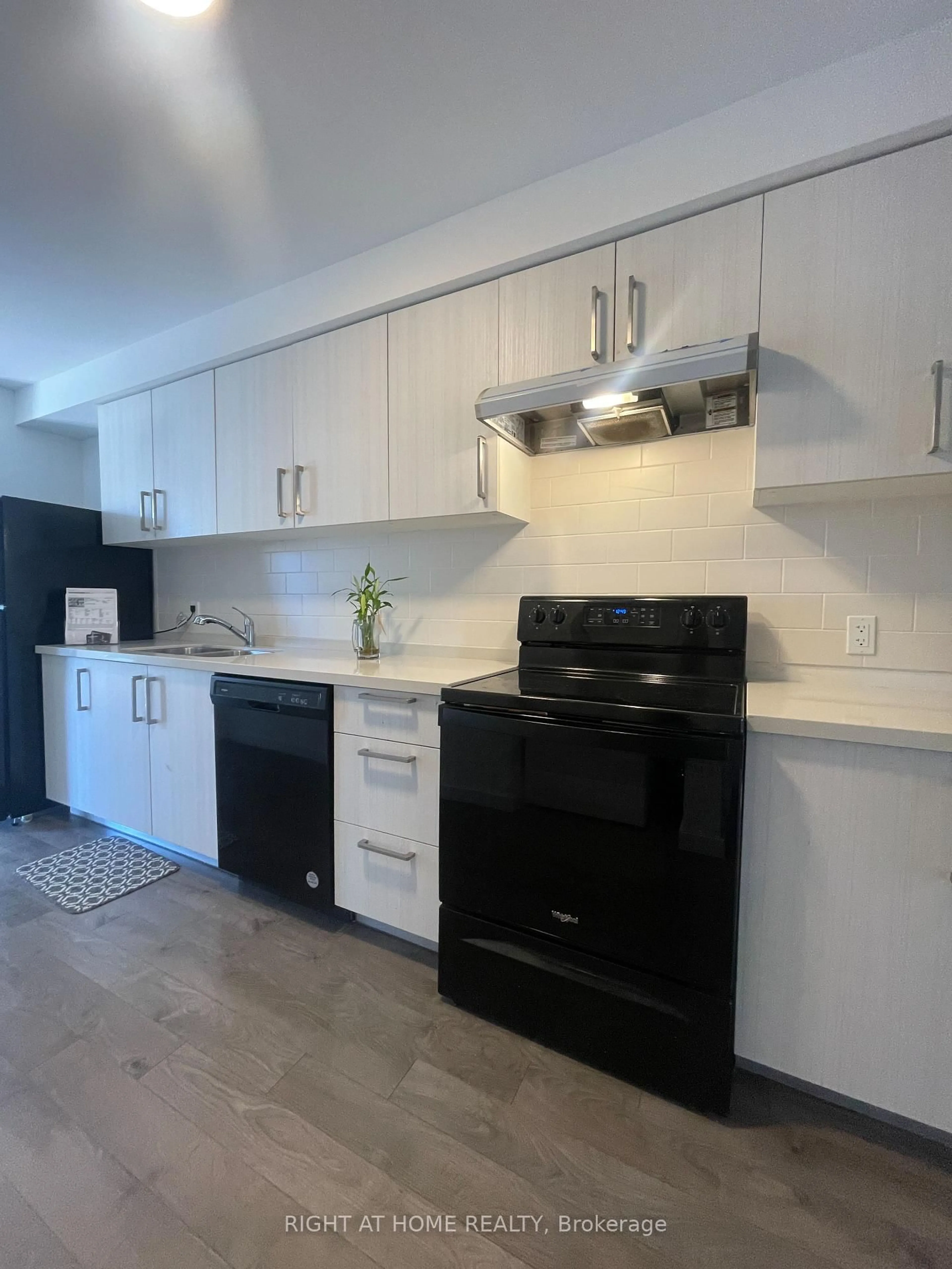 Open concept kitchen, ceramic/tile floor for 400 Alberta St, Welland Ontario L3B 0K5
