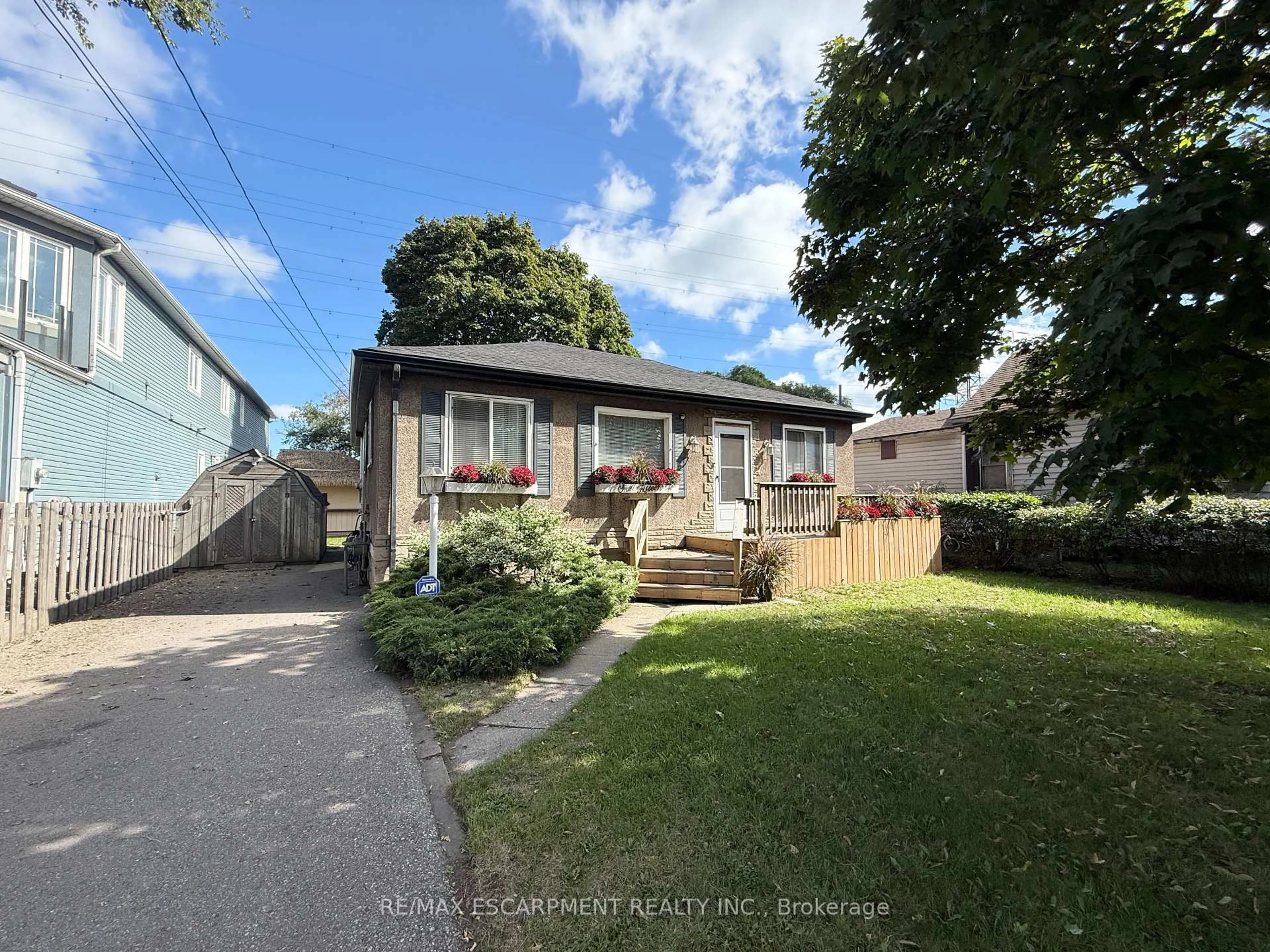 A pic from outside/outdoor area/front of a property/back of a property/a pic from drone, street for 115 Beach Blvd, Hamilton Ontario L8H 6V8