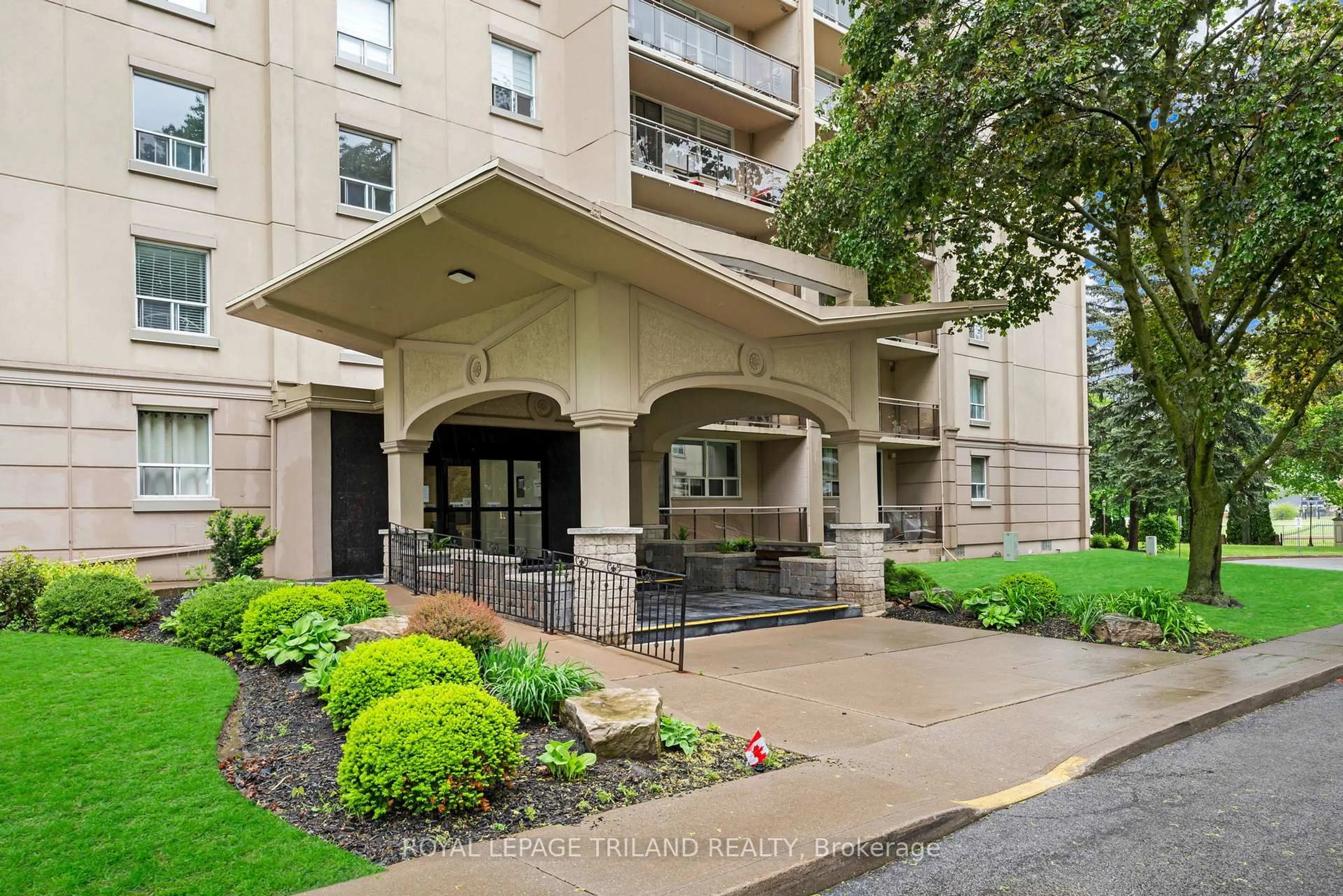 Indoor foyer for 6400 Huggins St #803, Niagara Falls Ontario L2J 3G5