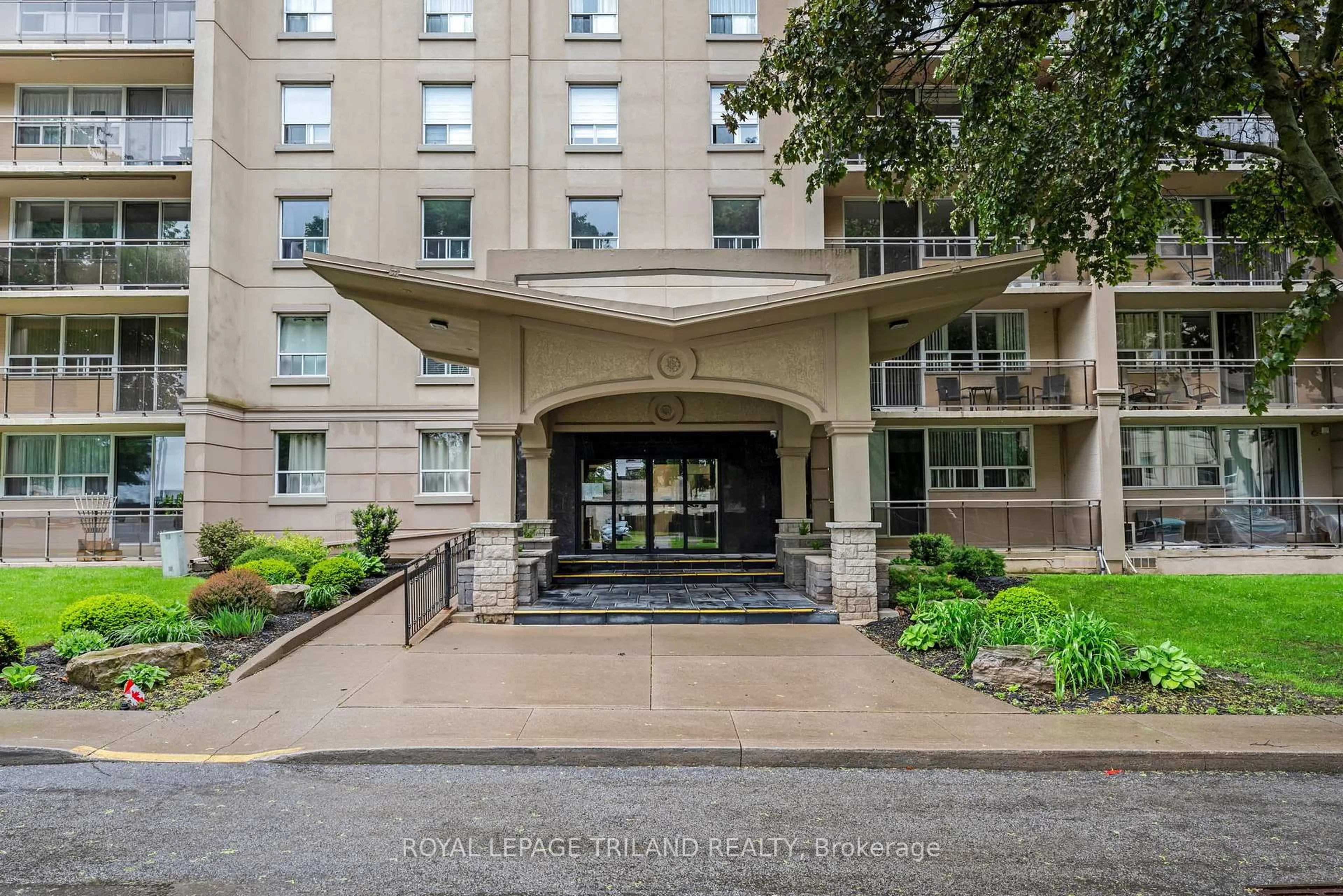 Indoor foyer for 6400 Huggins St #803, Niagara Falls Ontario L2J 3G5
