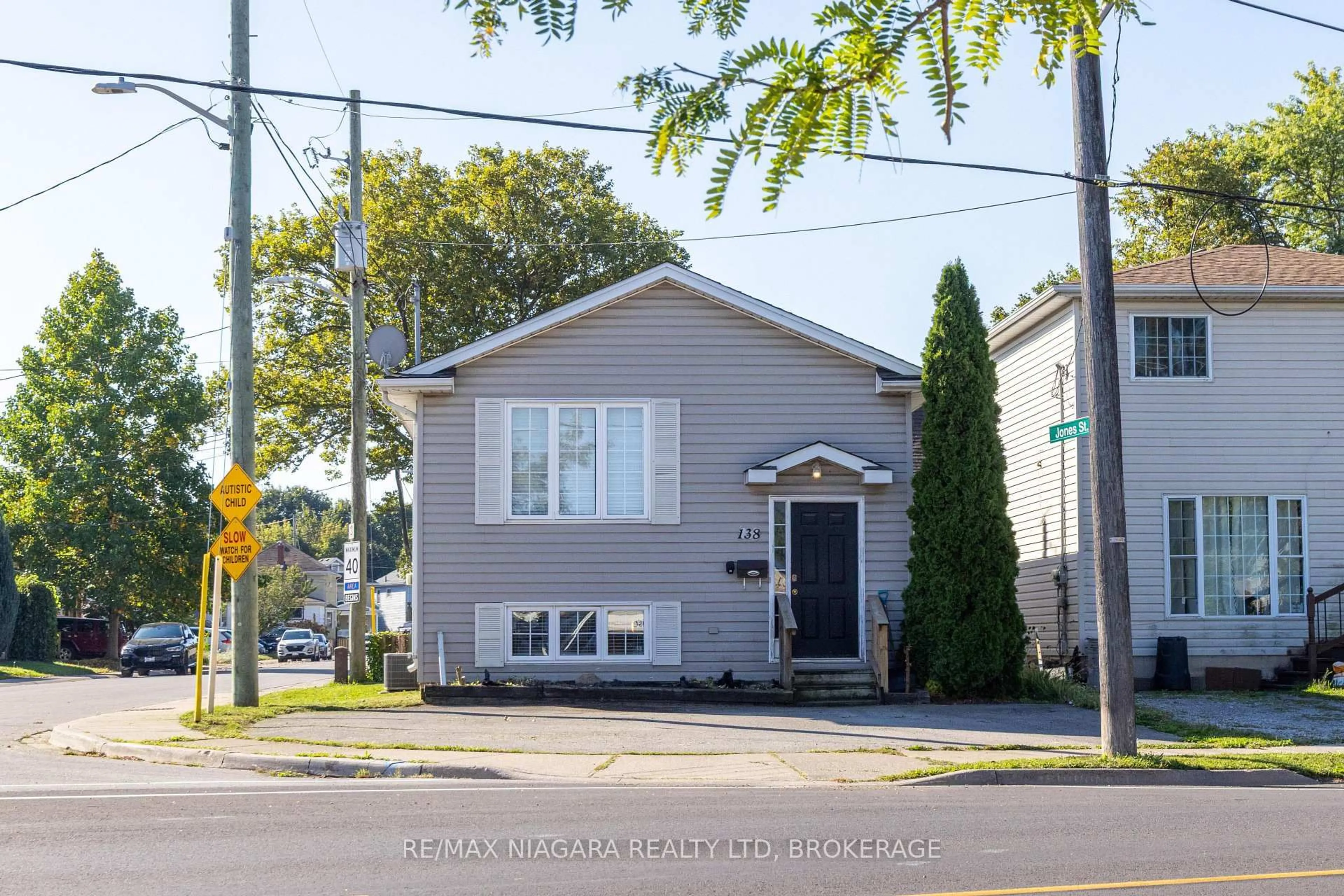 Home with vinyl exterior material, street for 138 Carlton St, St. Catharines Ontario L2R 7S6