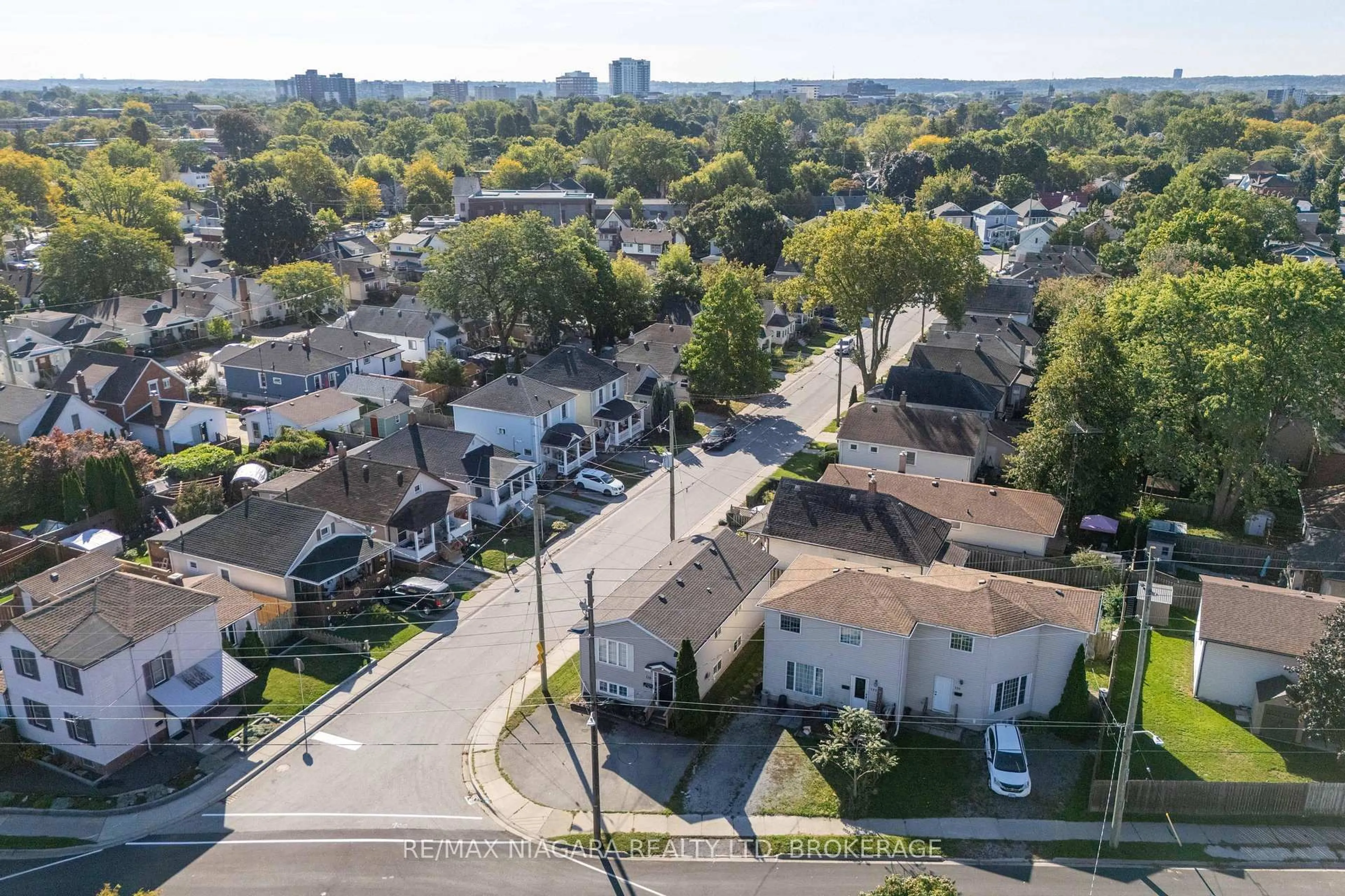 A pic from outside/outdoor area/front of a property/back of a property/a pic from drone, street for 138 Carlton St, St. Catharines Ontario L2R 7S6