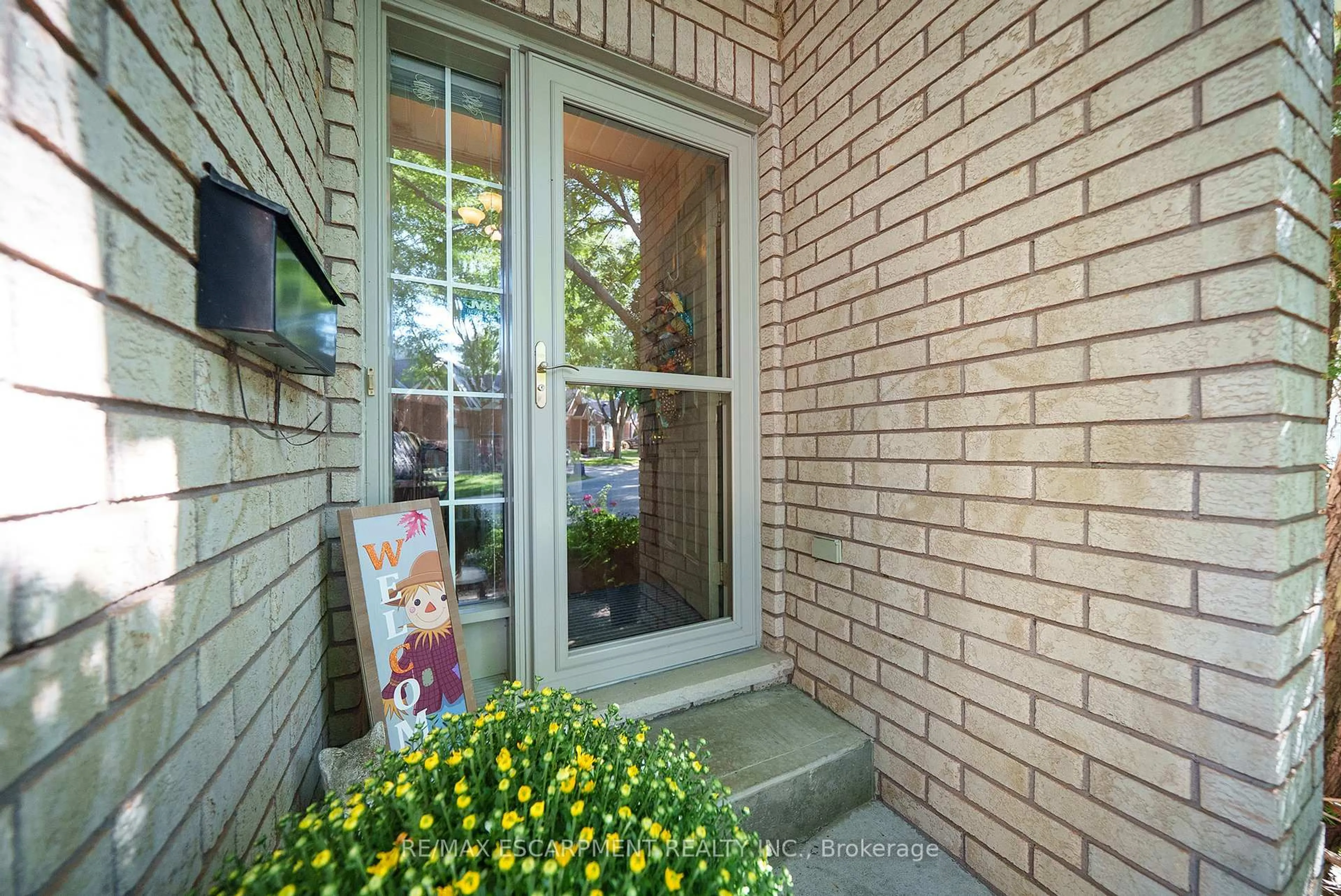 Indoor entryway for 24 Hardy Rd #8, Brantford Ontario N3T 5K6
