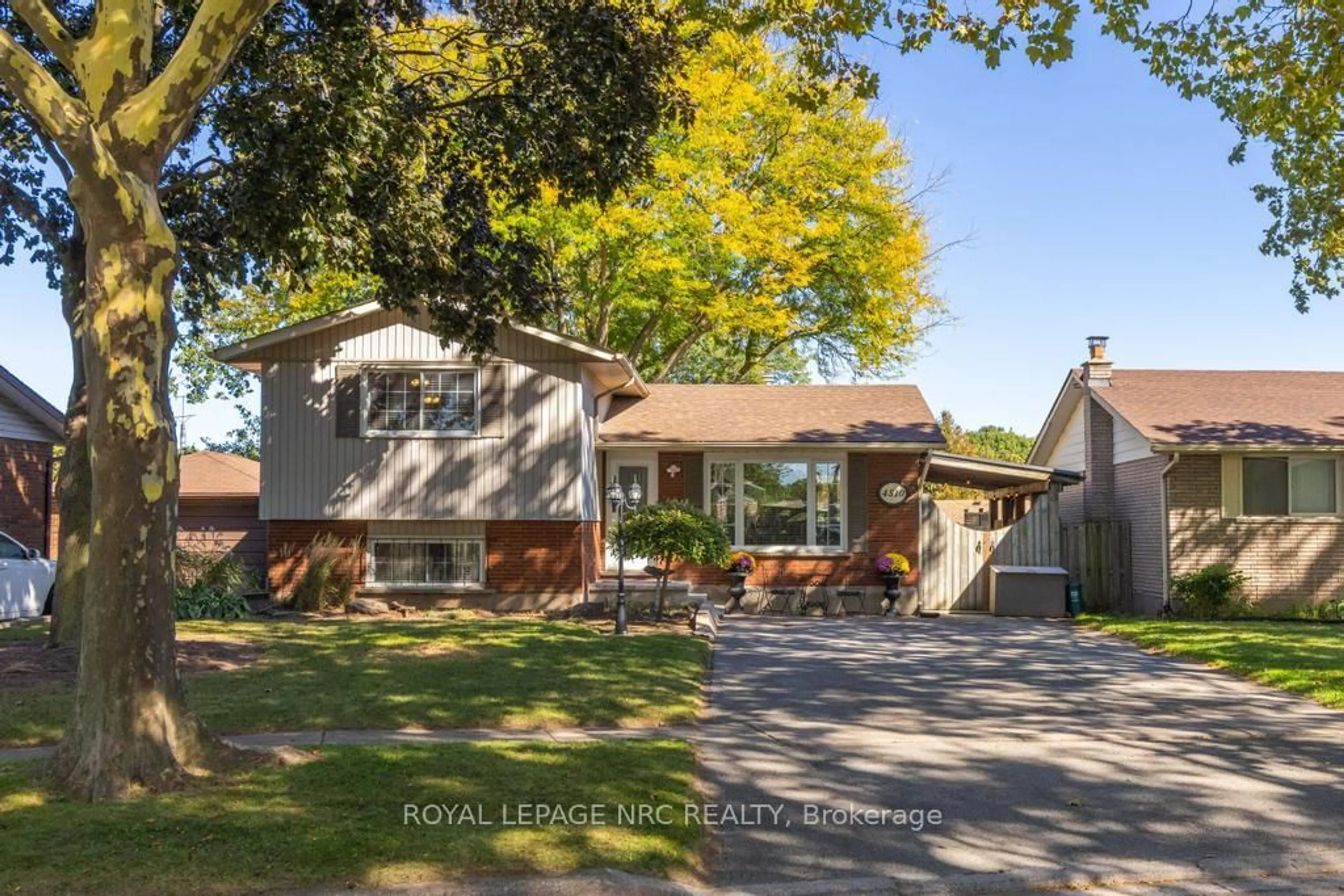 Home with vinyl exterior material, street for 4510 Mitchell Ave, Niagara Falls Ontario L2E 6R7