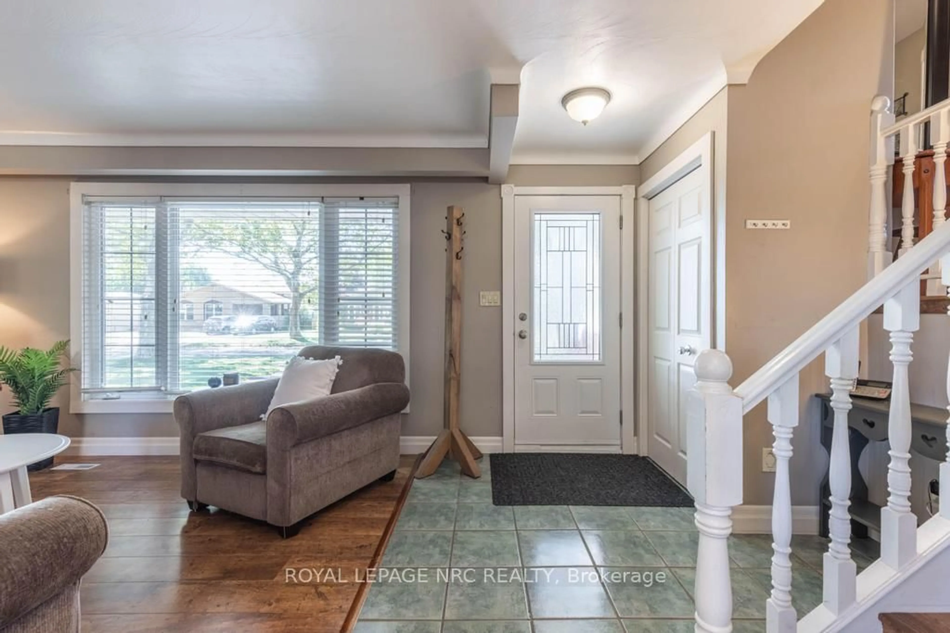 Indoor entryway for 4510 Mitchell Ave, Niagara Falls Ontario L2E 6R7