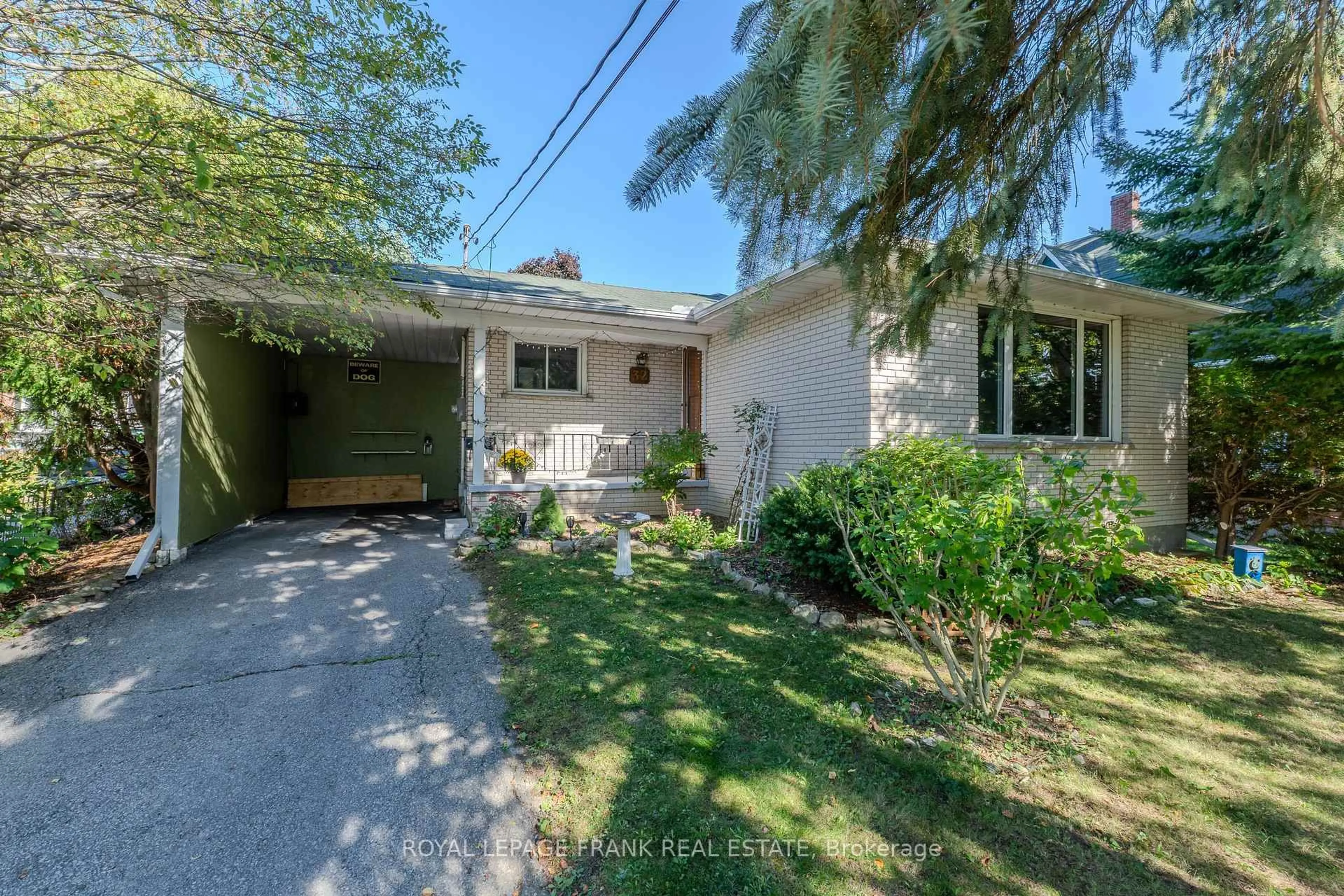 A pic from outside/outdoor area/front of a property/back of a property/a pic from drone, street for 32 Melbourne St, Kawartha Lakes Ontario K9V 1X7