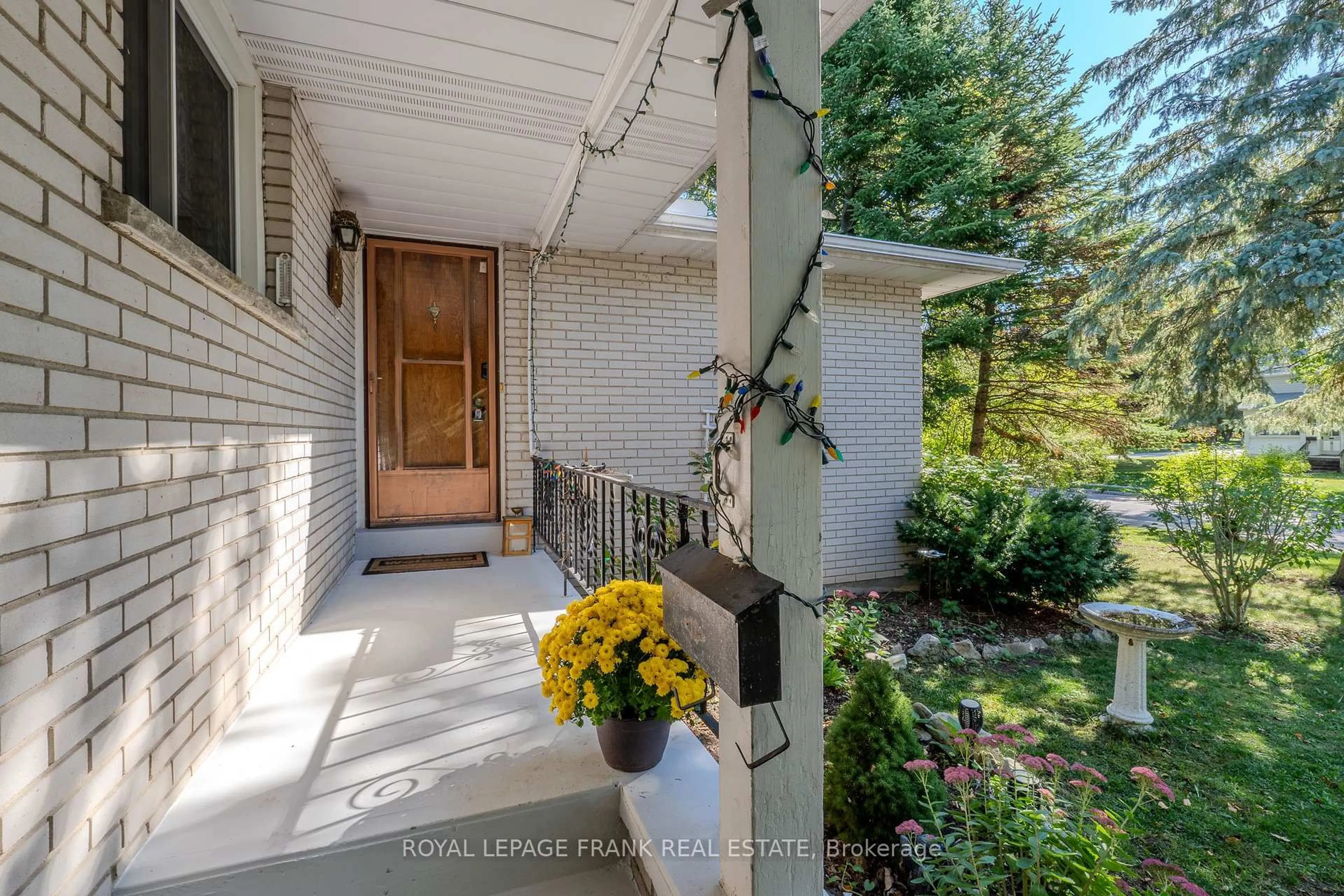 Indoor entryway for 32 Melbourne St, Kawartha Lakes Ontario K9V 1X7