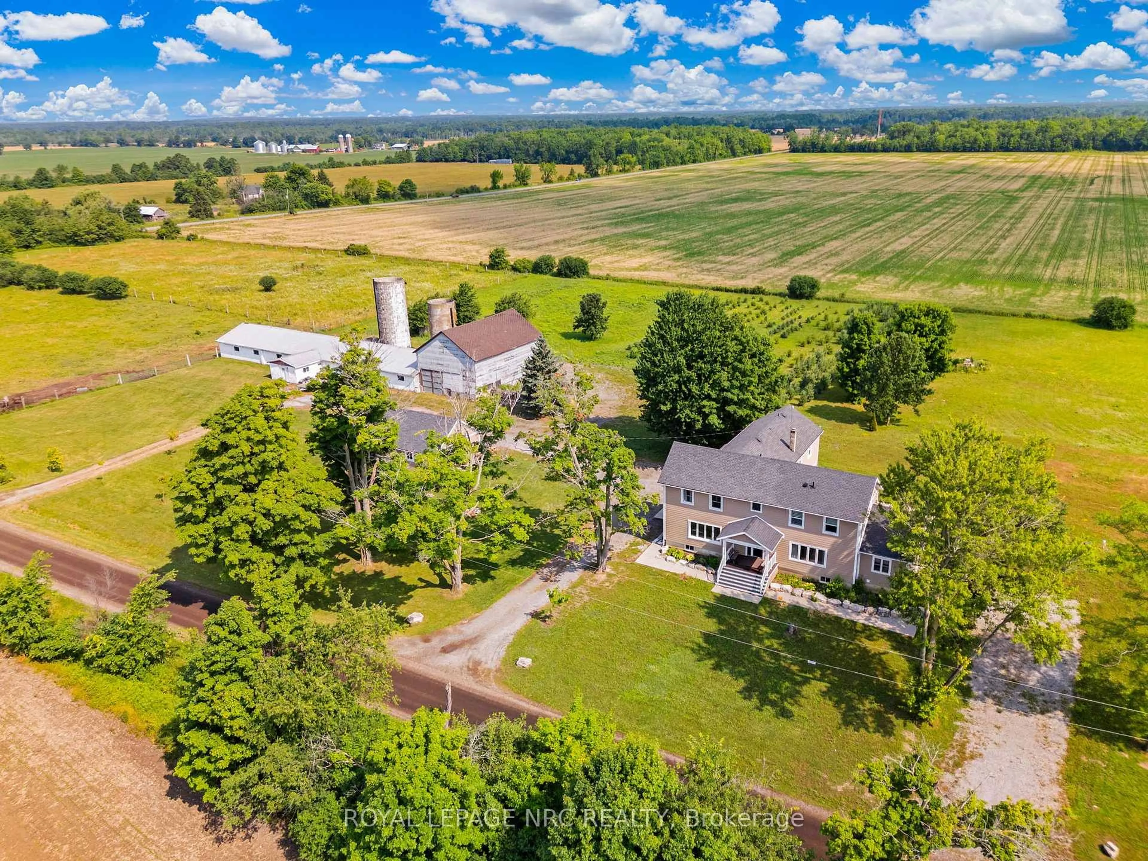 A pic from outside/outdoor area/front of a property/back of a property/a pic from drone, unknown for 4692 GILMORE Rd, Fort Erie Ontario L0S 1N0