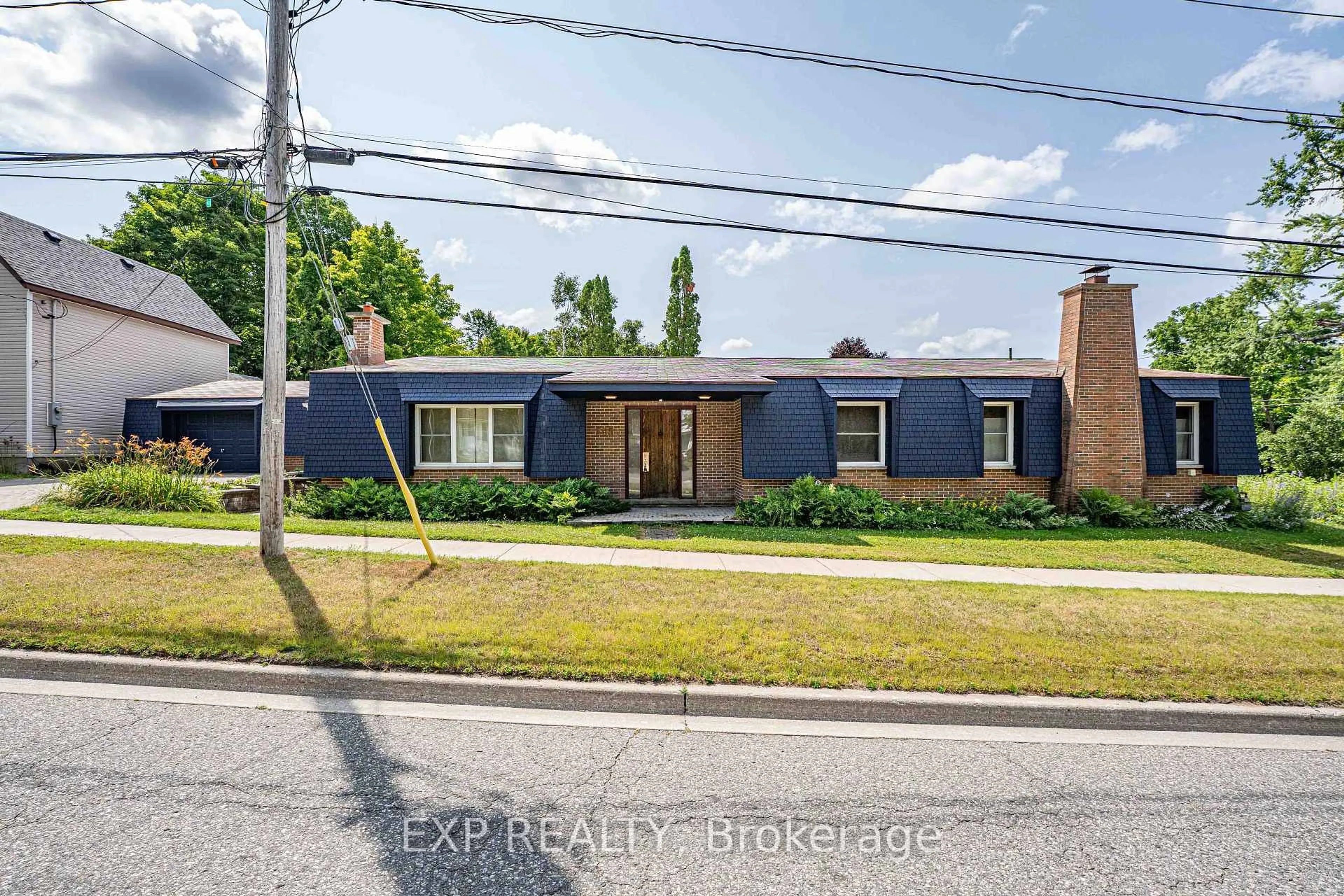 A pic from outside/outdoor area/front of a property/back of a property/a pic from drone, street for 395 Brown St, Gravenhurst Ontario P1P 1G6