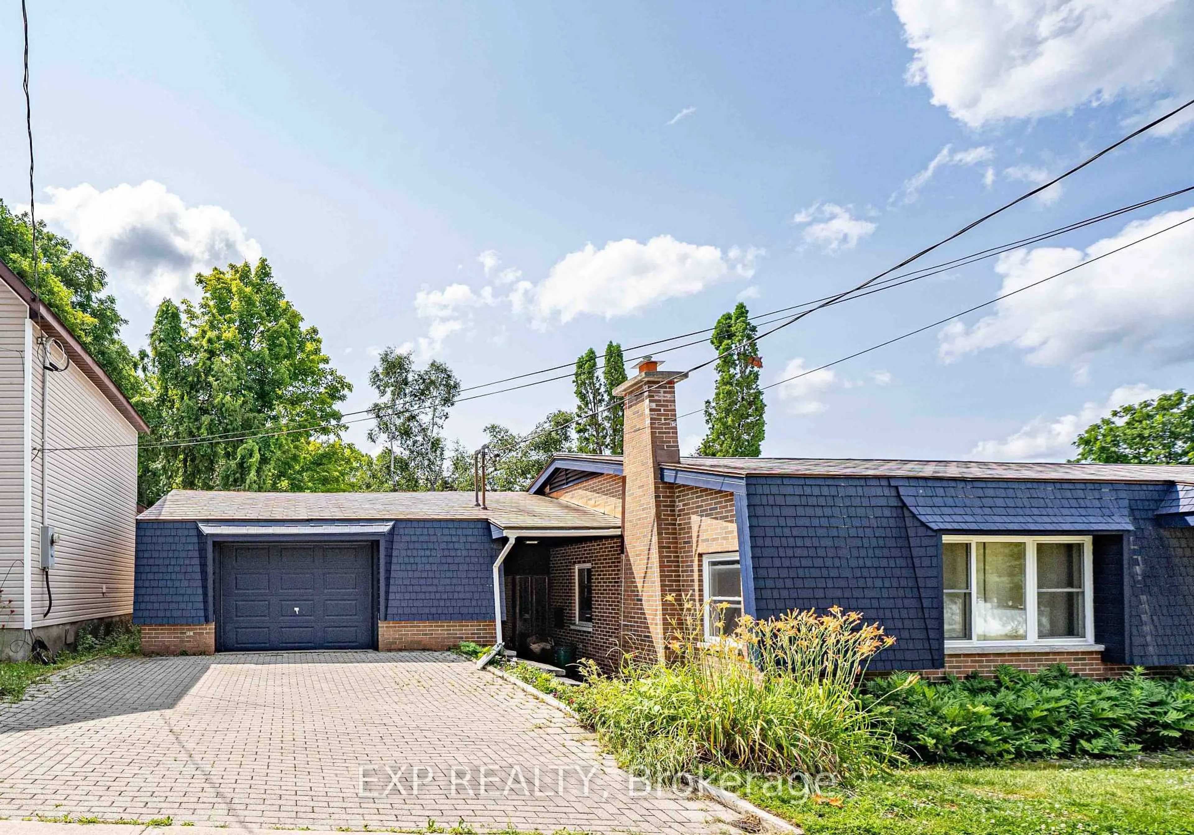 A pic from outside/outdoor area/front of a property/back of a property/a pic from drone, street for 395 Brown St, Gravenhurst Ontario P1P 1G6