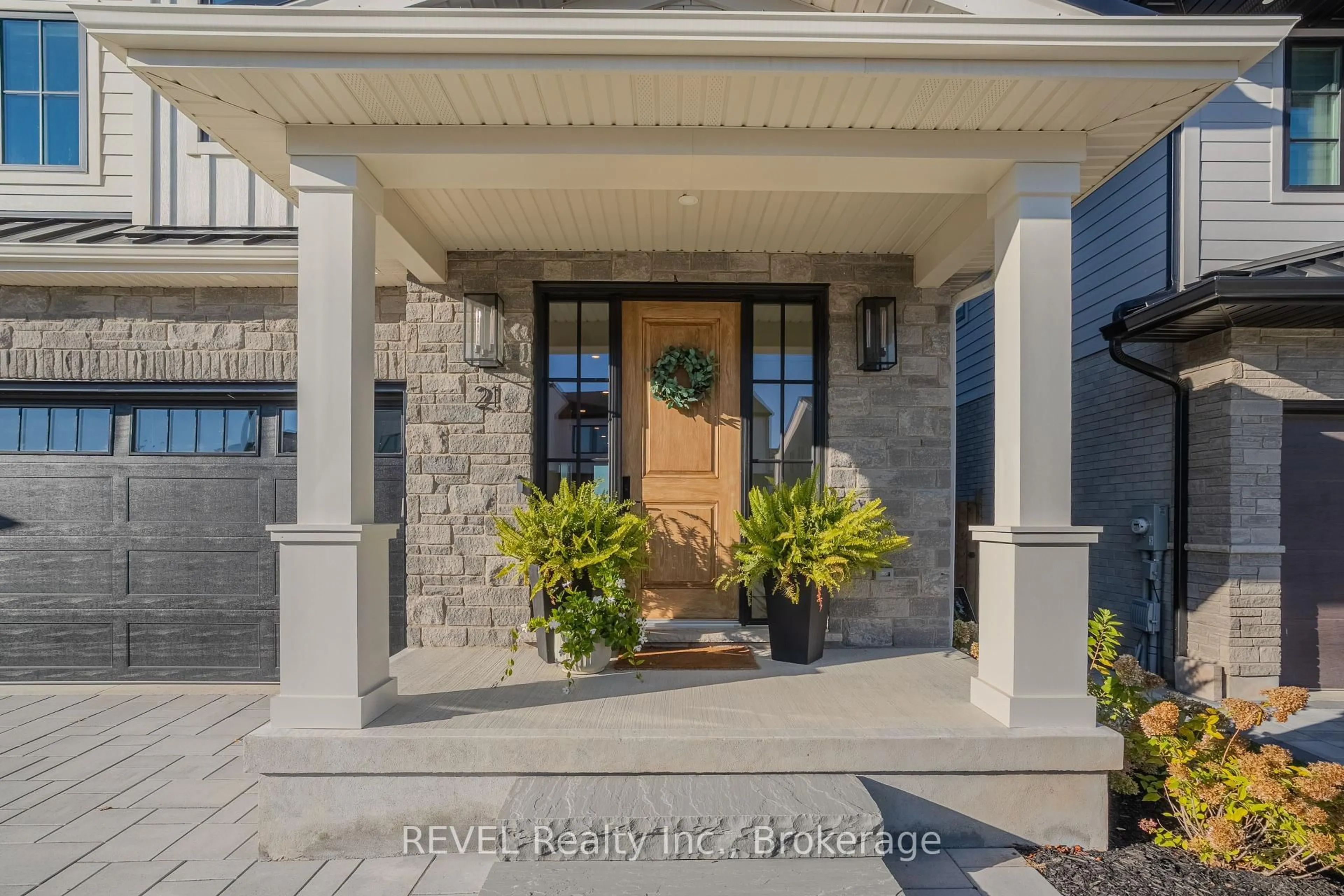 Indoor entryway for 21 Arsenault Cres, Pelham Ontario L0S 1E1