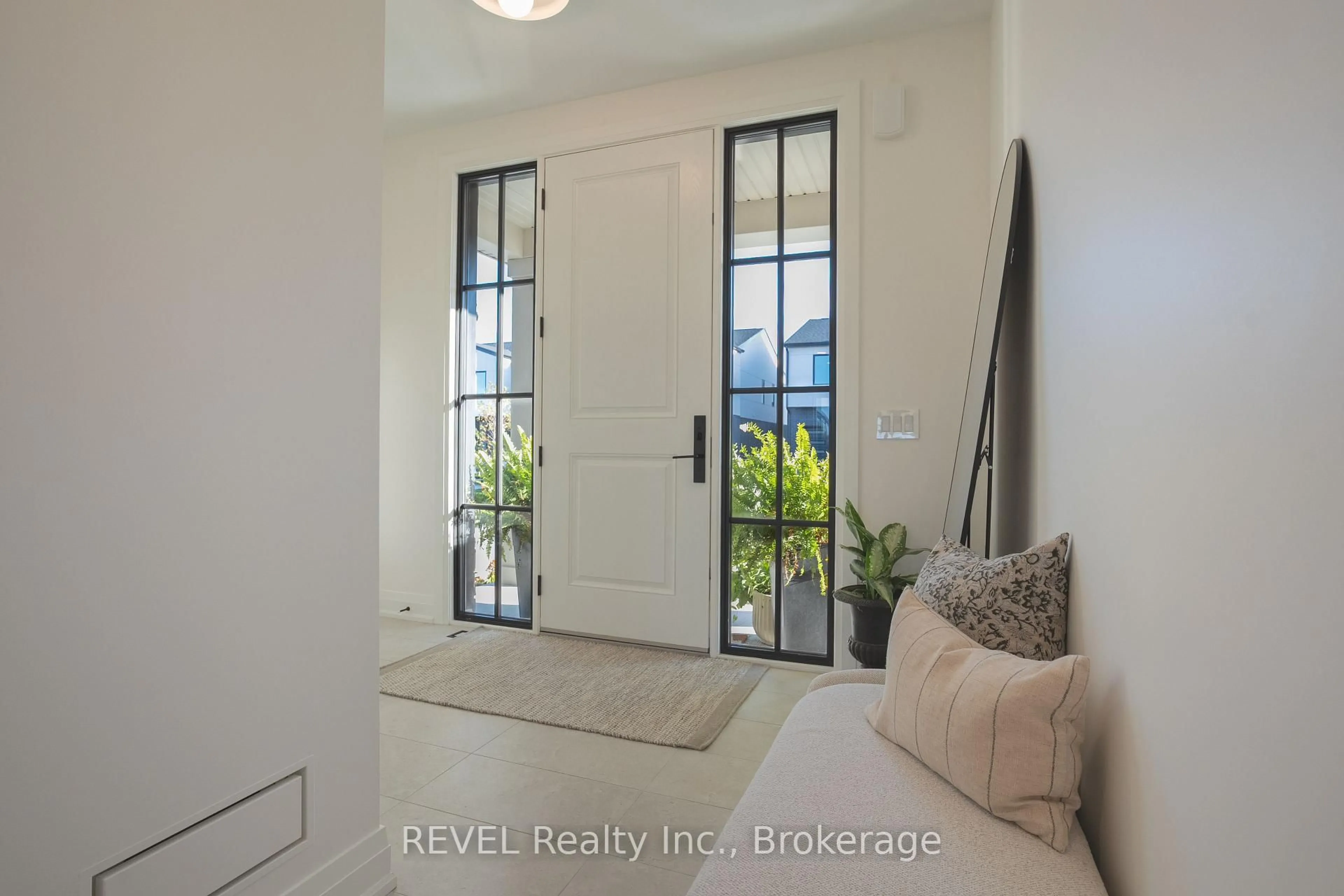 Indoor entryway for 21 Arsenault Cres, Pelham Ontario L0S 1E1