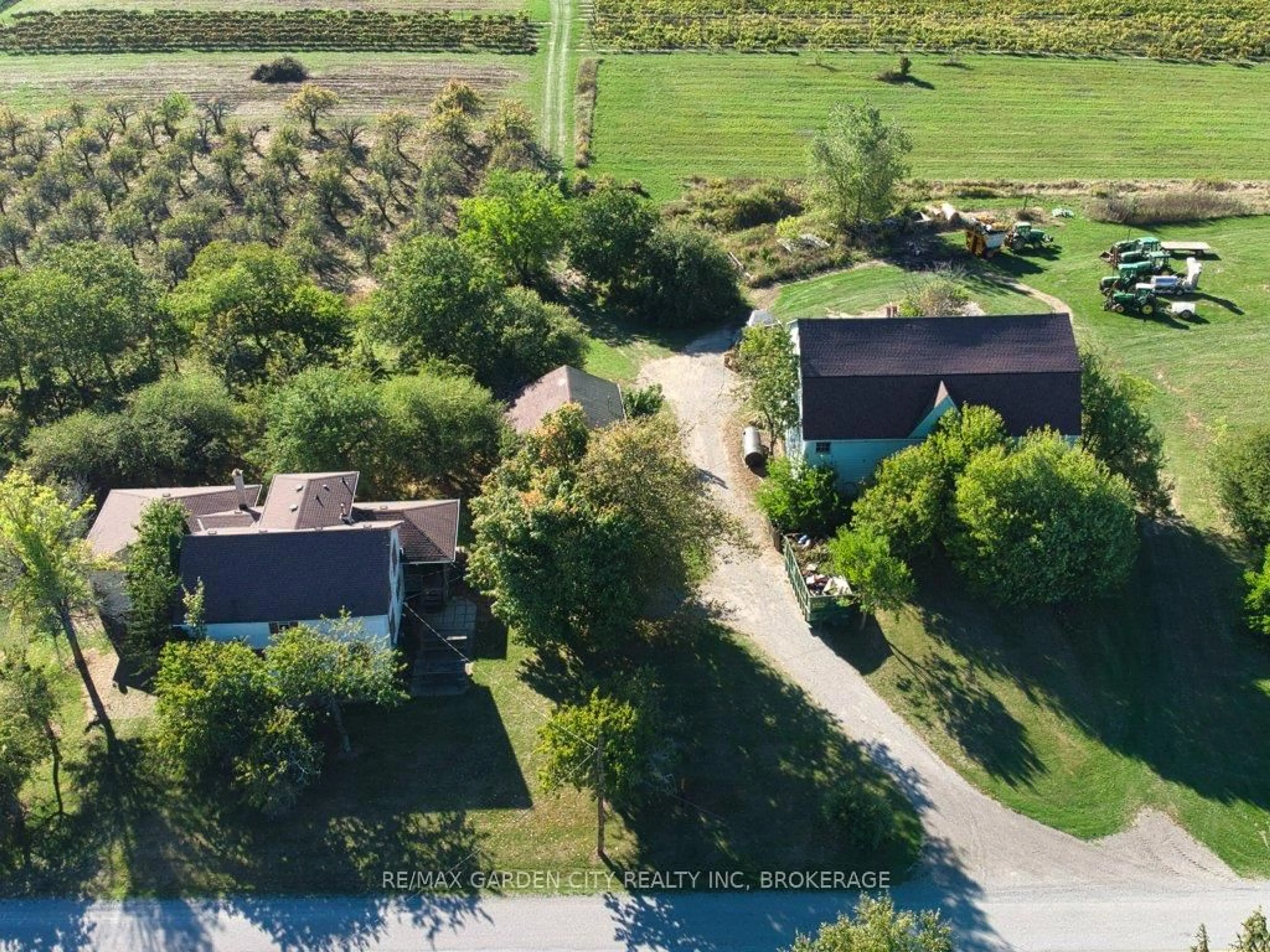 A pic from outside/outdoor area/front of a property/back of a property/a pic from drone, street for 3814 Eleventh St, Lincoln Ontario L0R 1S0