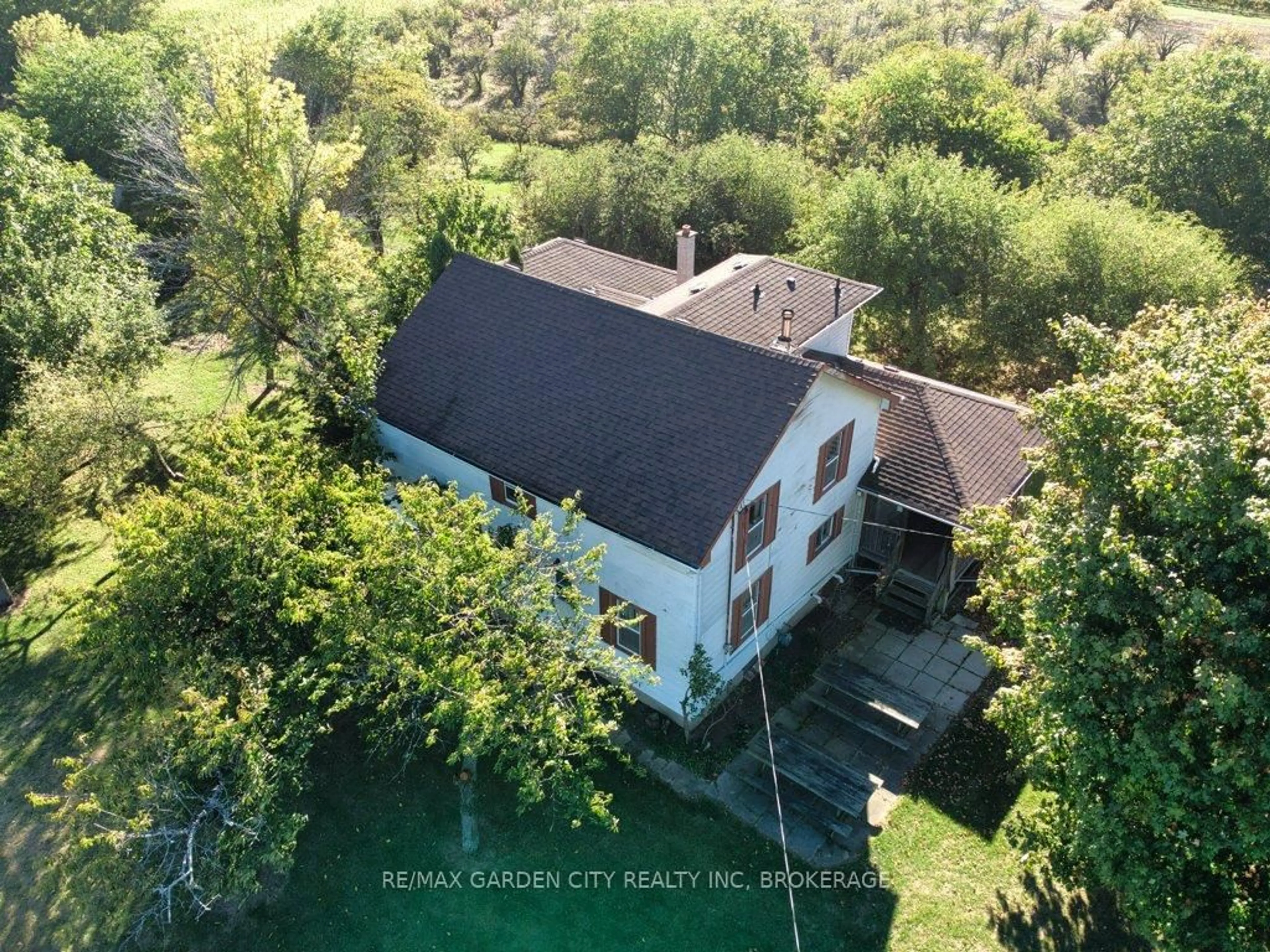 A pic from outside/outdoor area/front of a property/back of a property/a pic from drone, unknown for 3814 Eleventh St, Lincoln Ontario L0R 1S0