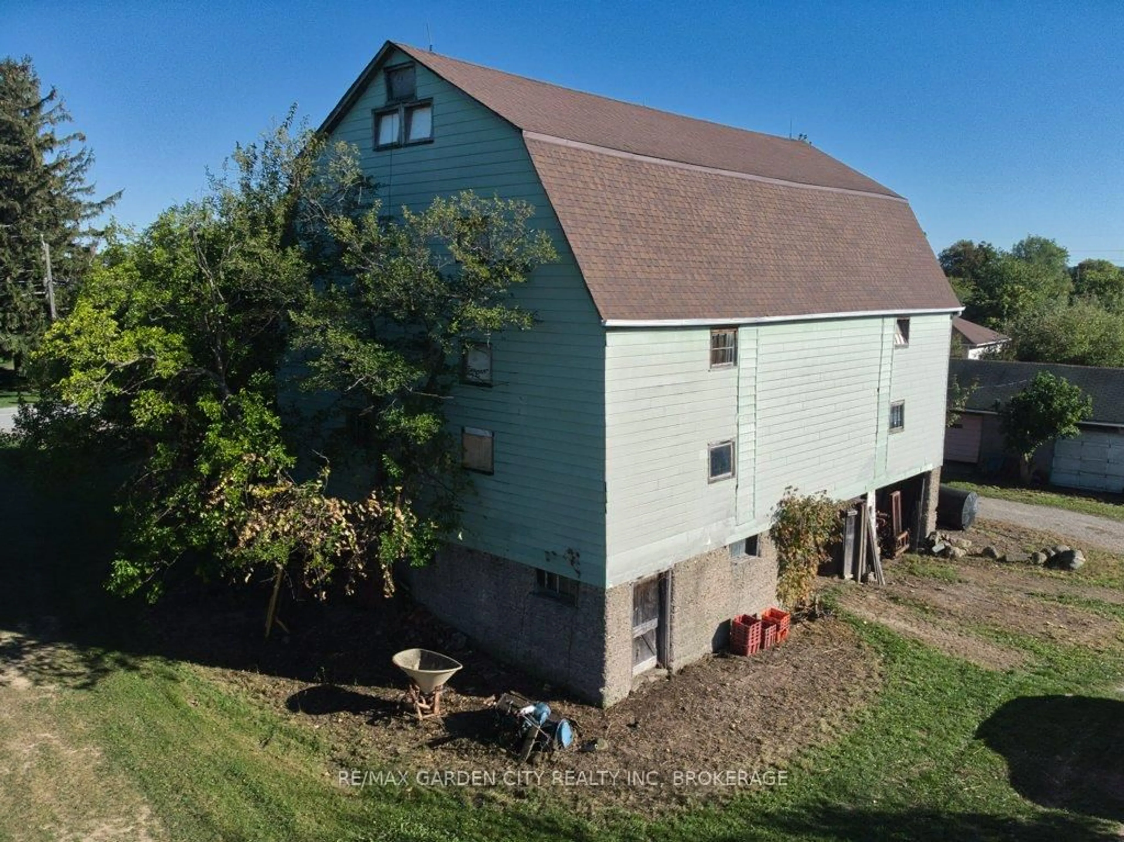 A pic from outside/outdoor area/front of a property/back of a property/a pic from drone, building for 3814 Eleventh St, Lincoln Ontario L0R 1S0