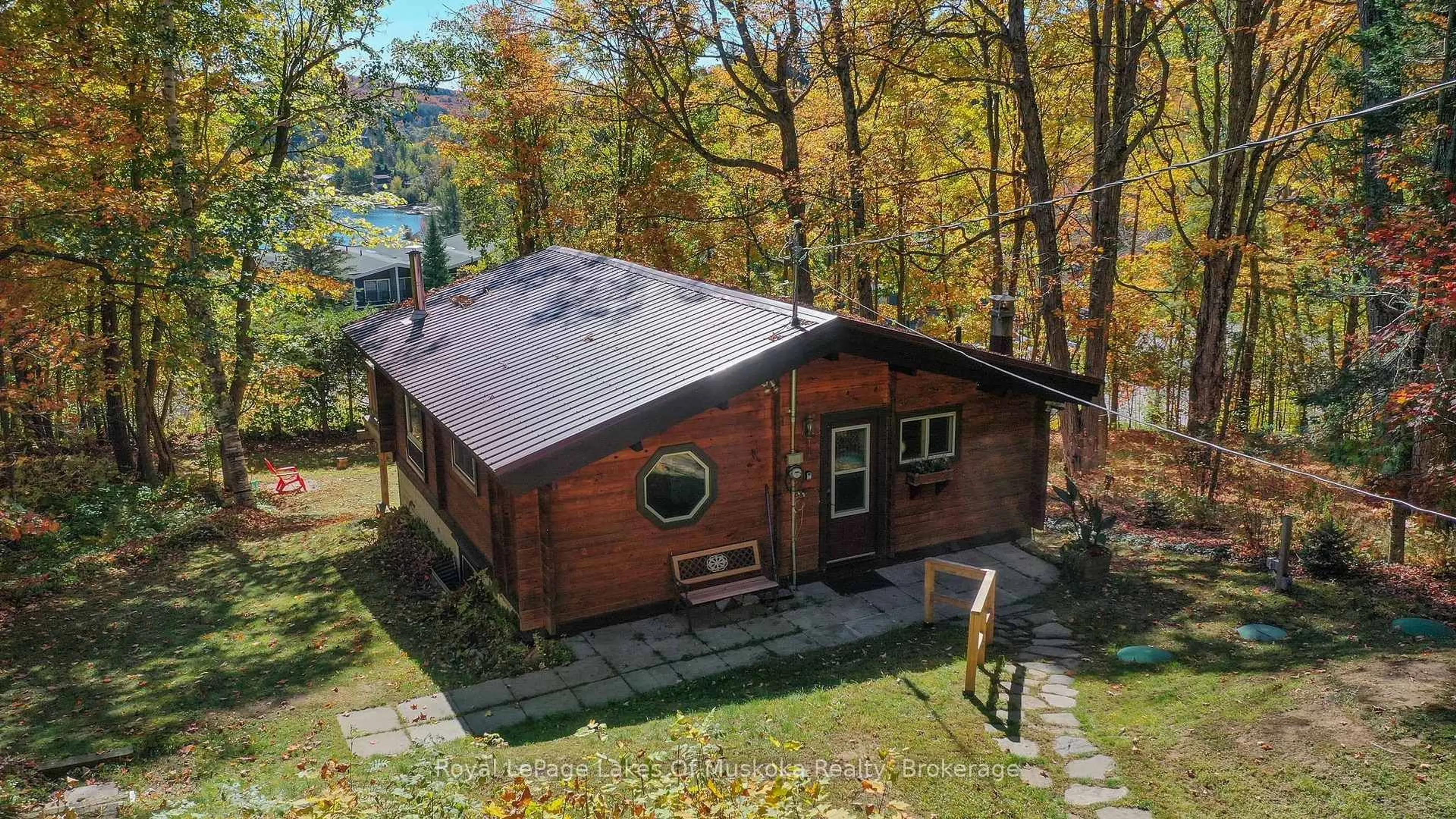 A pic from outside/outdoor area/front of a property/back of a property/a pic from drone, unknown for 172 Chalet Cres, Huntsville Ontario P1H 1A8