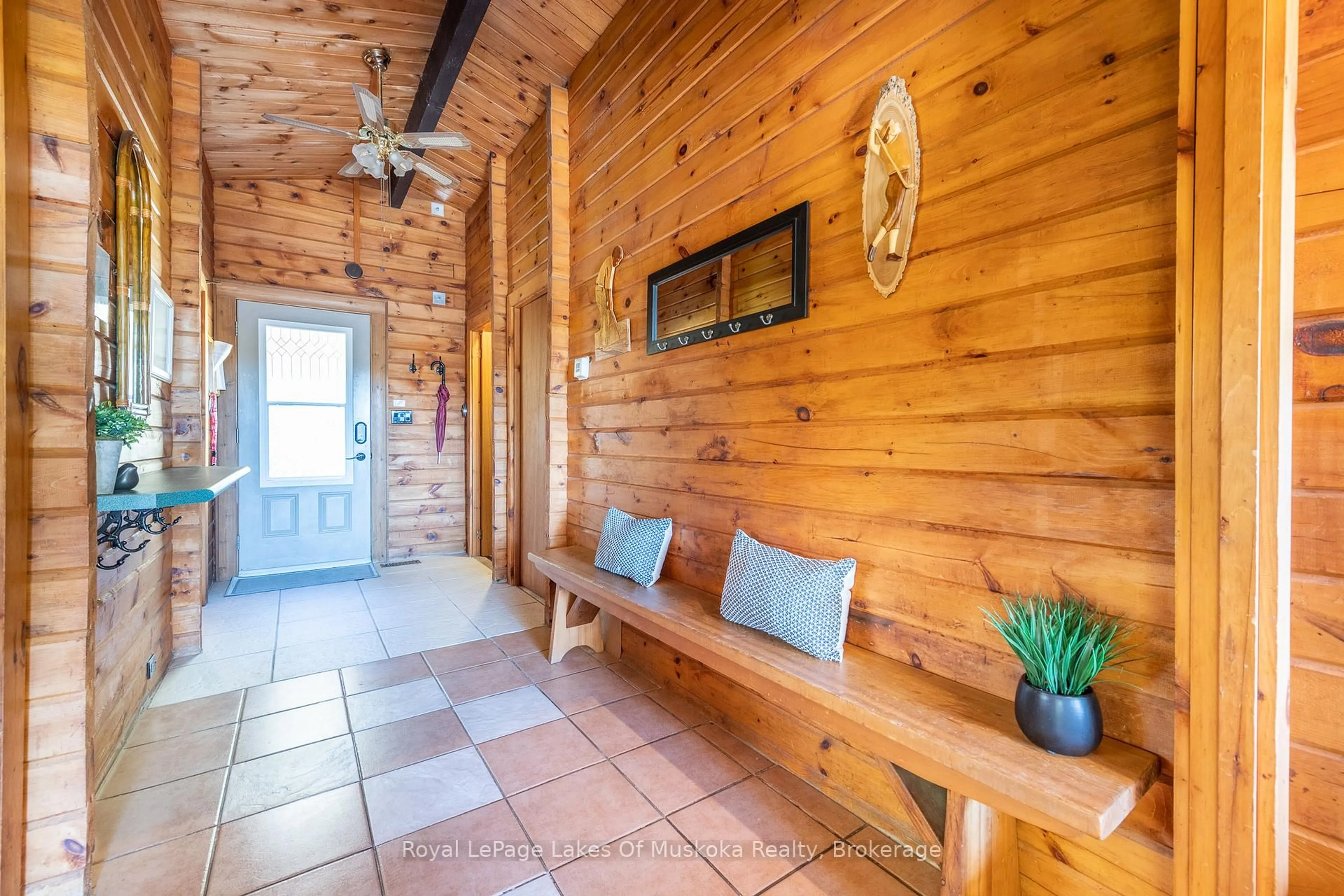 Indoor entryway for 172 Chalet Cres, Huntsville Ontario P1H 1A8