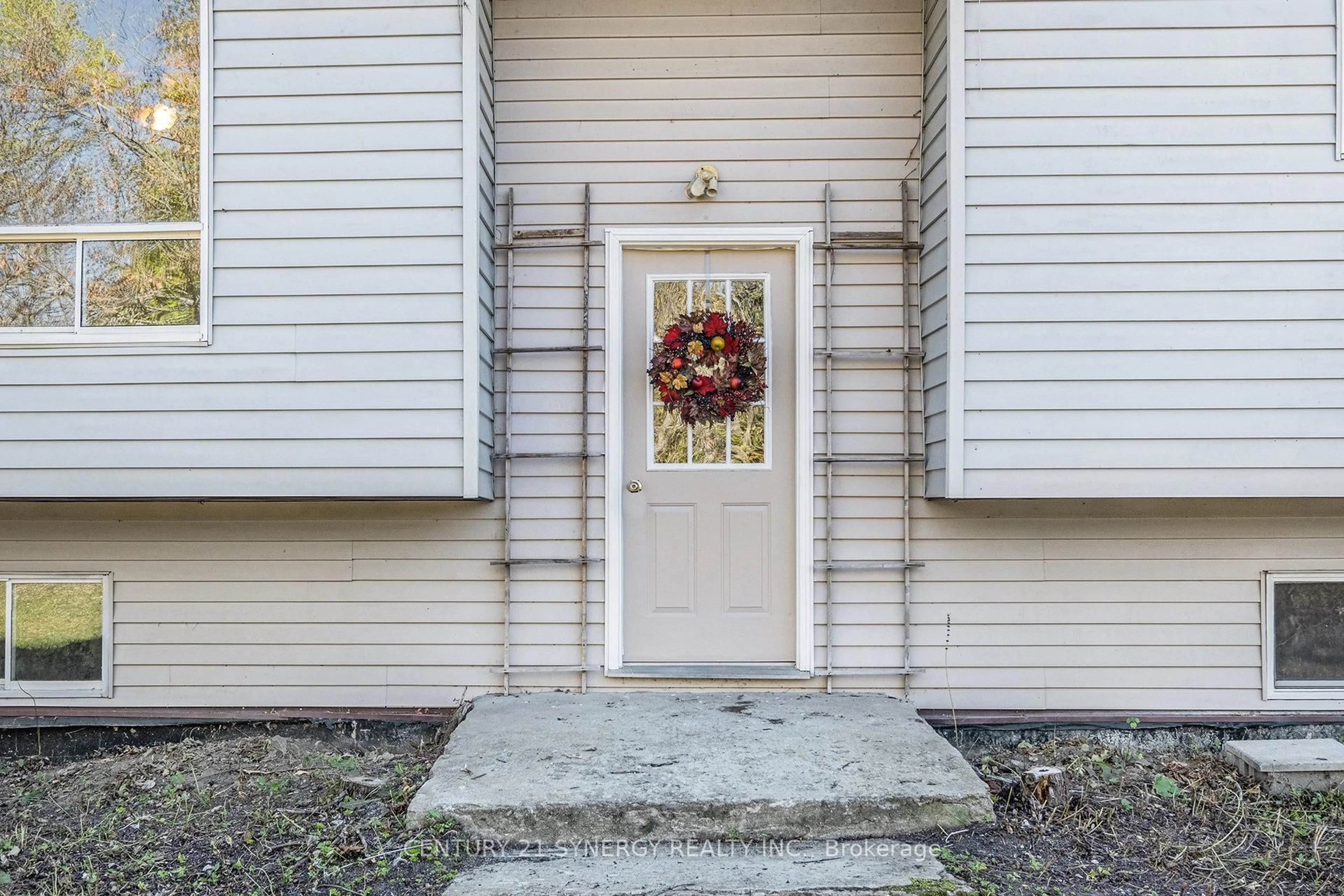 Indoor entryway for 864 Weedmark Rd, Merrickville-Wolford Ontario K0G 1G0