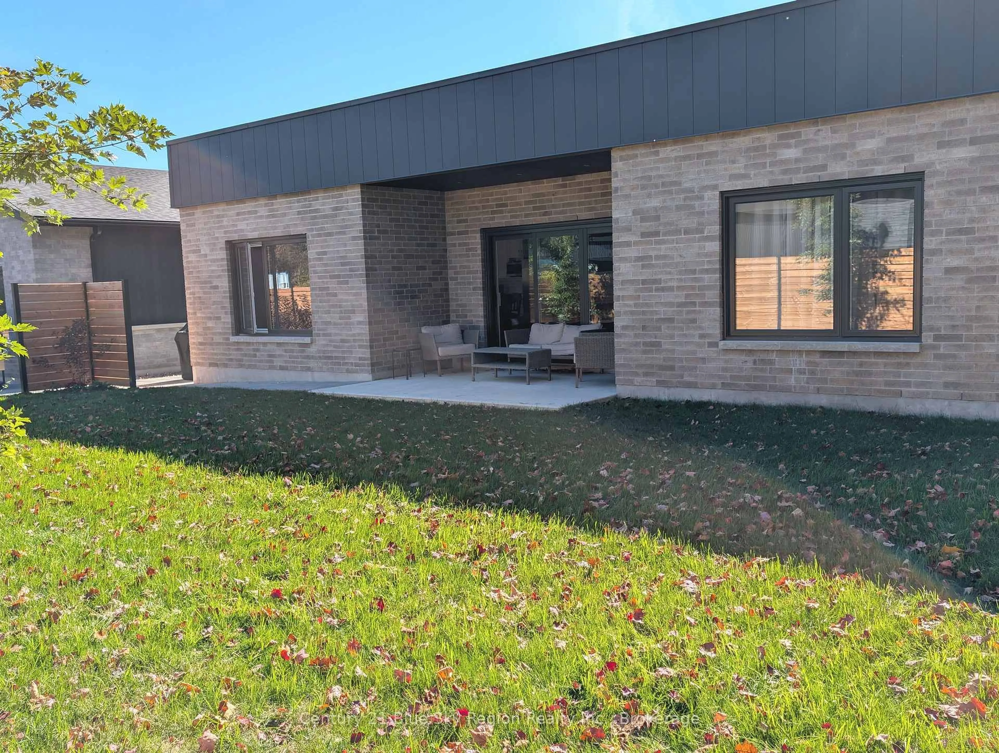 Home with brick exterior material, building for 160 Sugarbush St, North Bay Ontario P1C 1M8