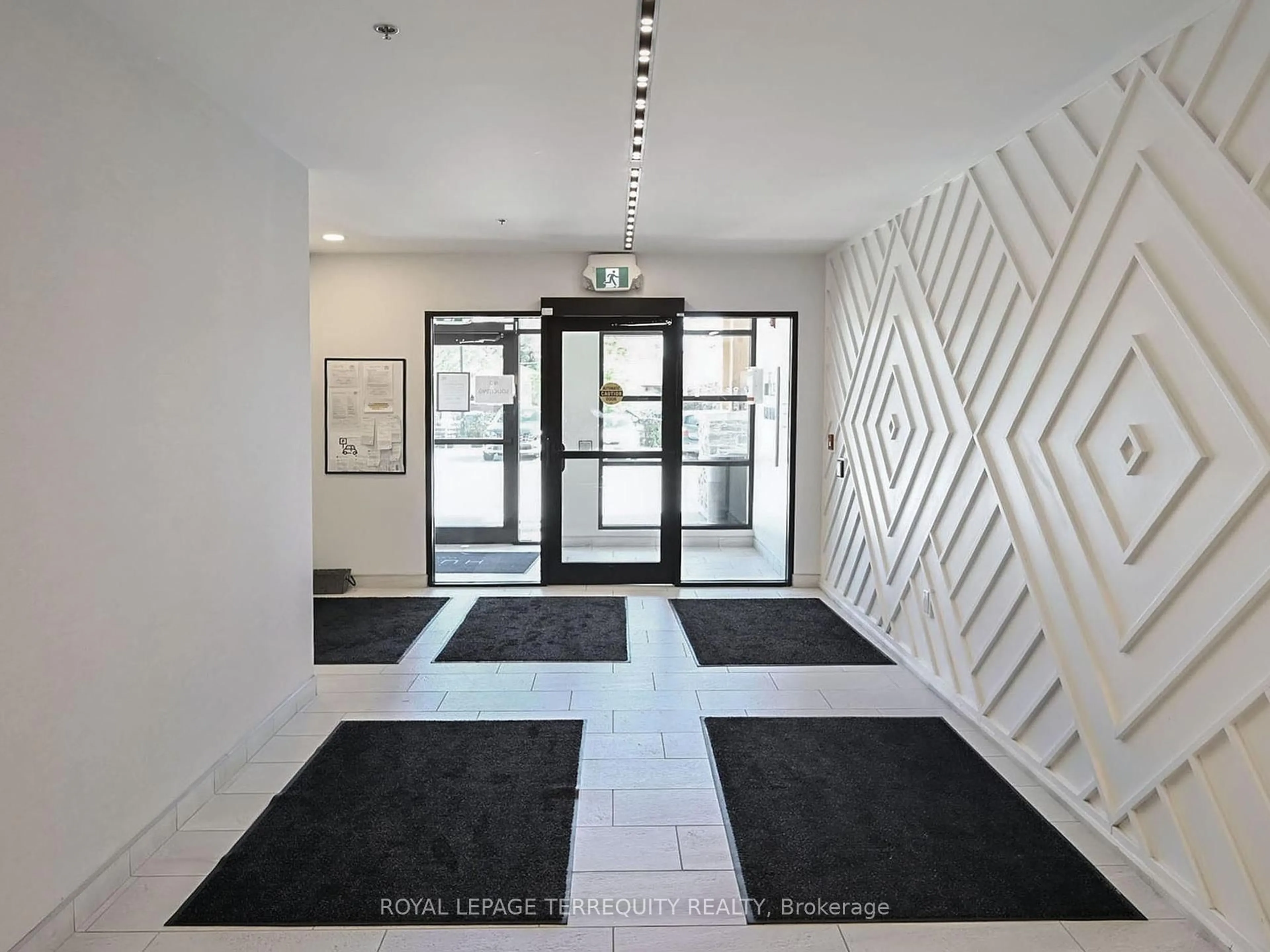 Indoor foyer for 110 Fergus Ave #419, Kitchener Ontario N2A 0K9