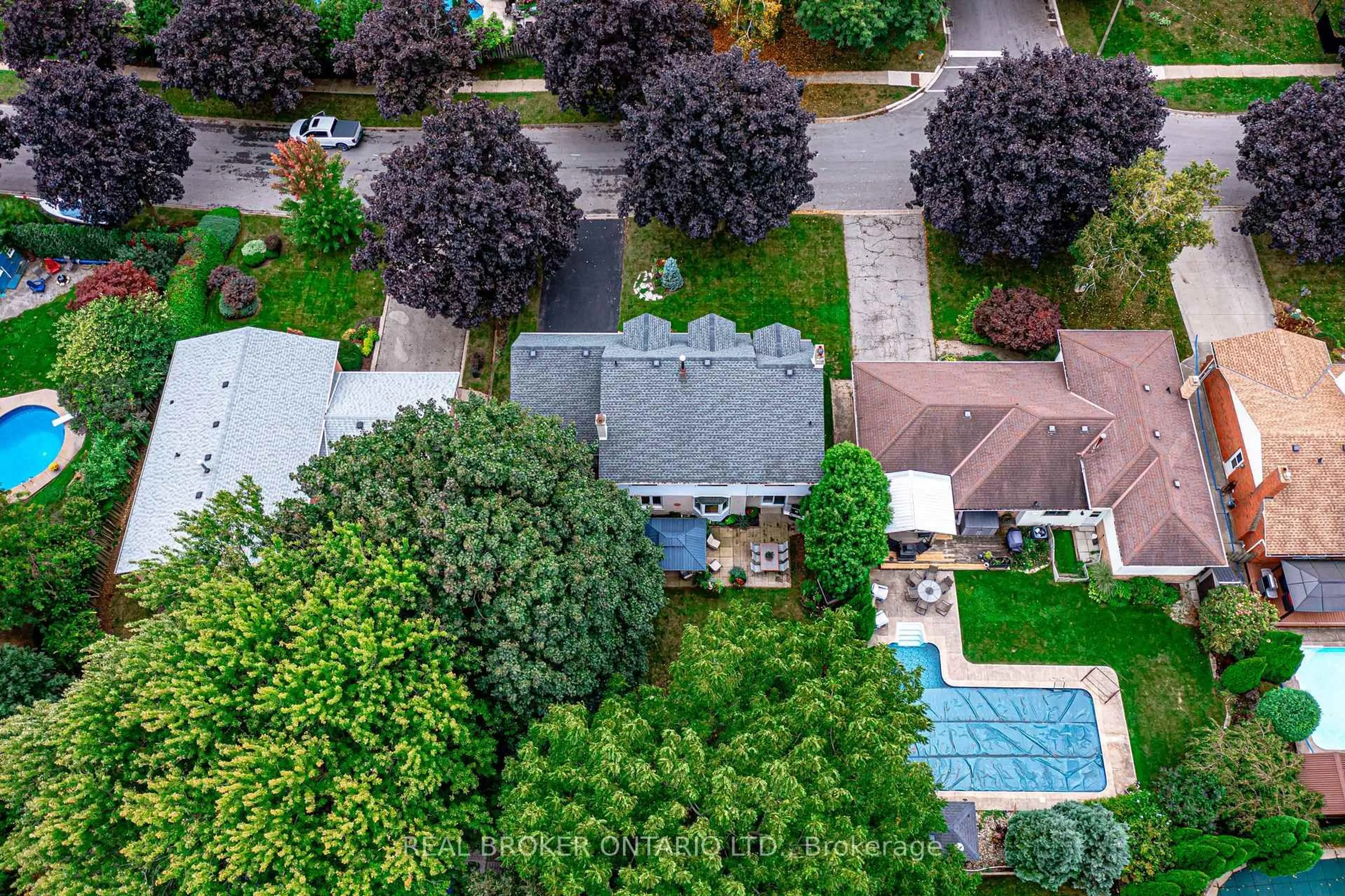 A pic from outside/outdoor area/front of a property/back of a property/a pic from drone, street for 15 Blue Forest Dr, Grimsby Ontario L3M 4R4