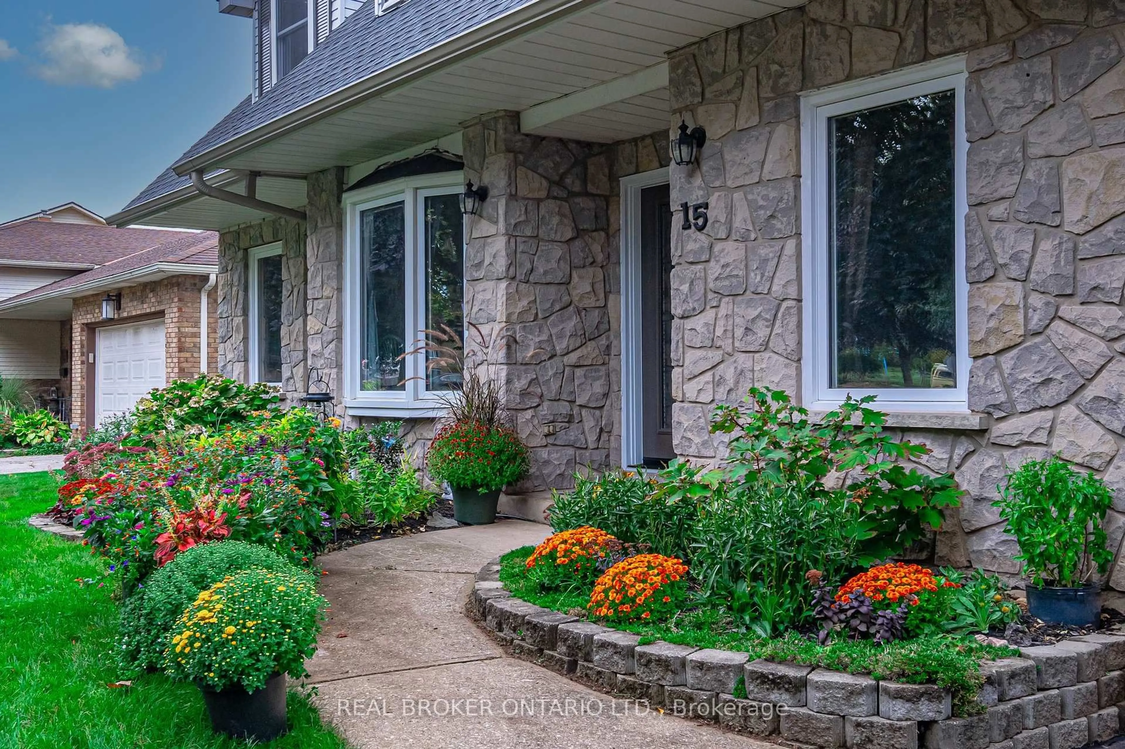Unknown for 15 Blue Forest Dr, Grimsby Ontario L3M 4R4