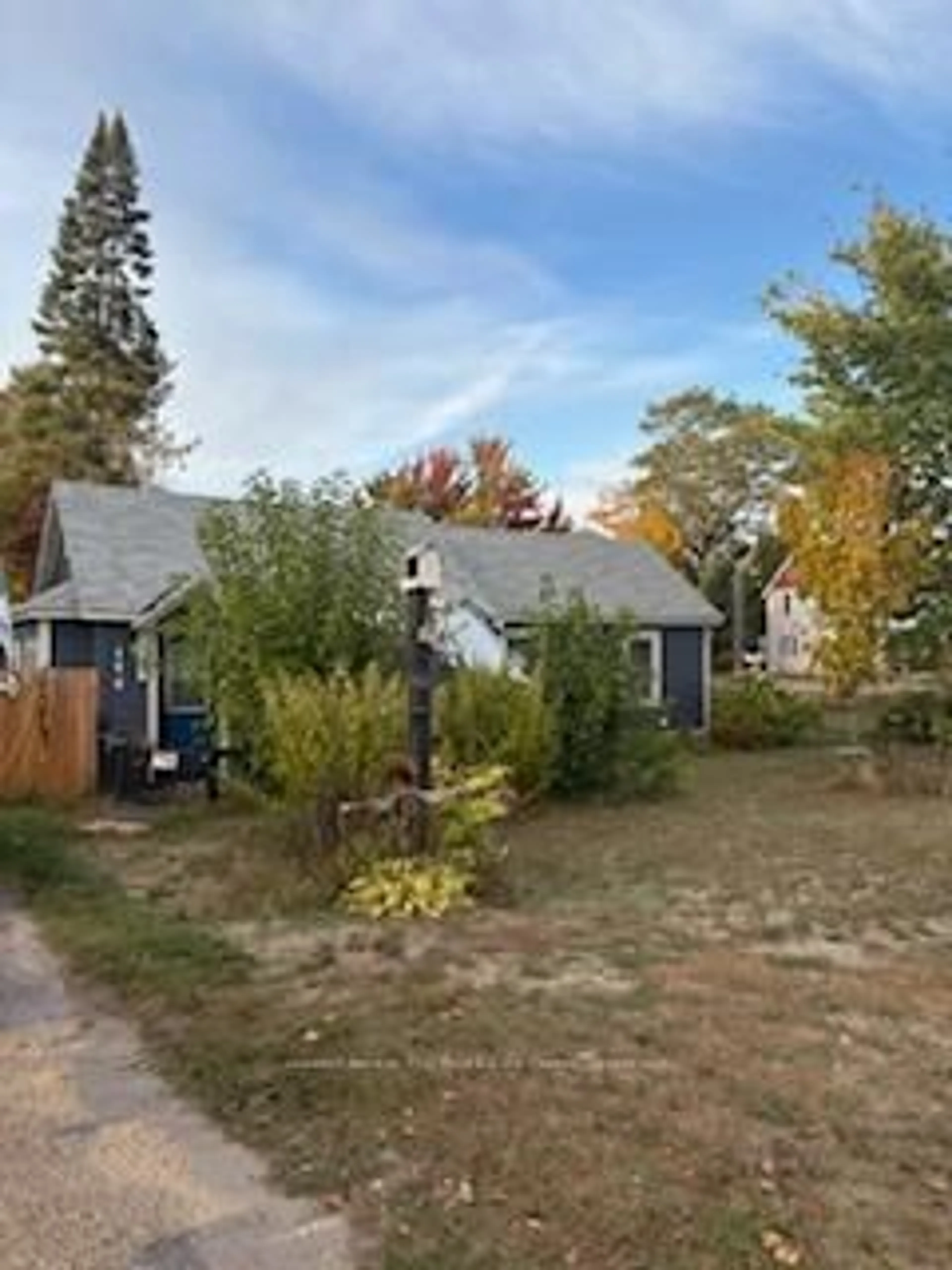 A pic from outside/outdoor area/front of a property/back of a property/a pic from drone, street for 190 Main St, Gravenhurst Ontario P1P 1K1
