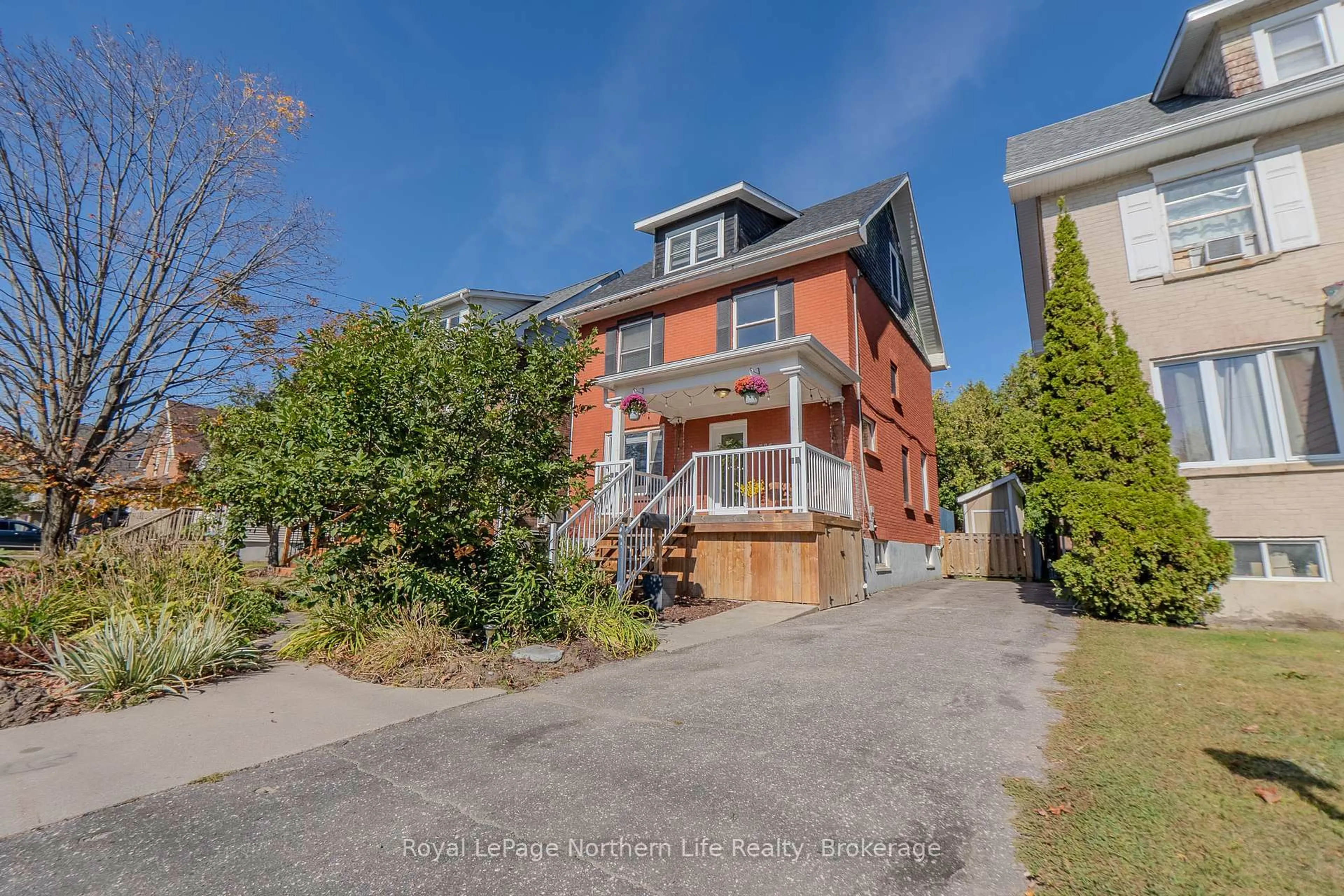A pic from outside/outdoor area/front of a property/back of a property/a pic from drone, street for 712 Jane St, North Bay Ontario P1B 3H3