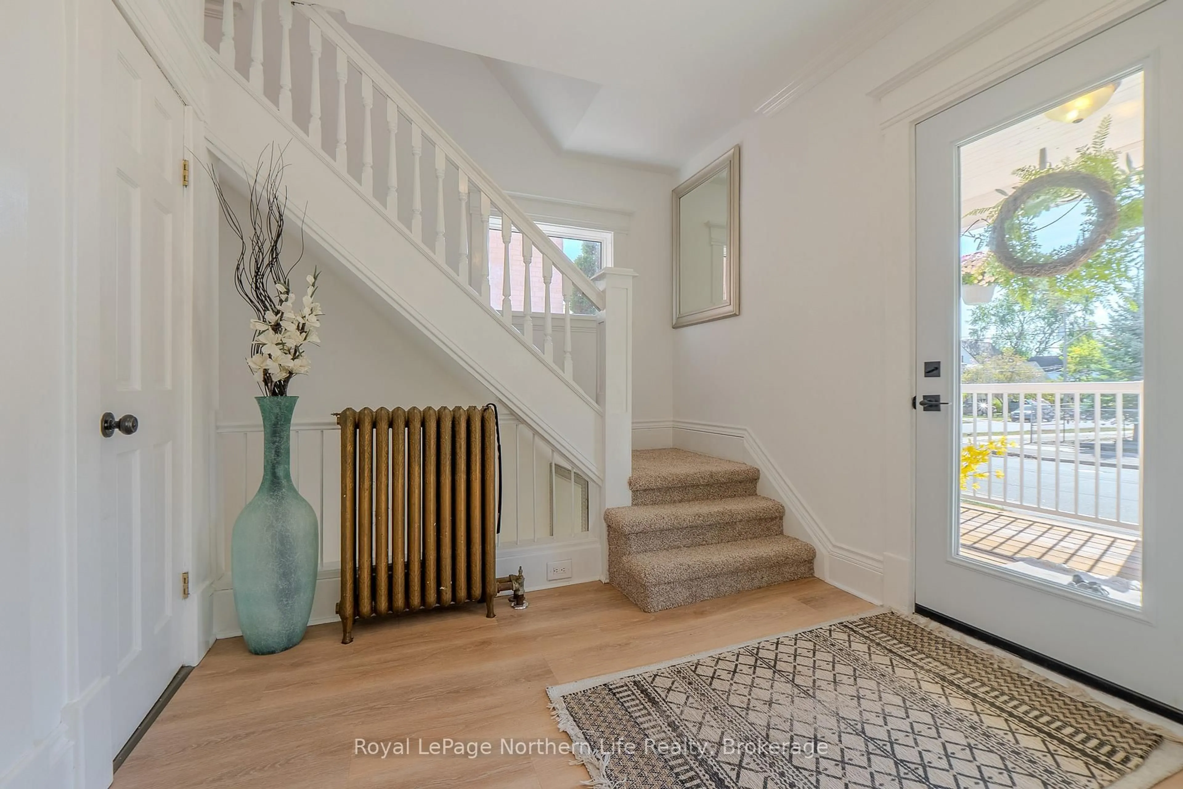 Indoor entryway for 712 Jane St, North Bay Ontario P1B 3H3
