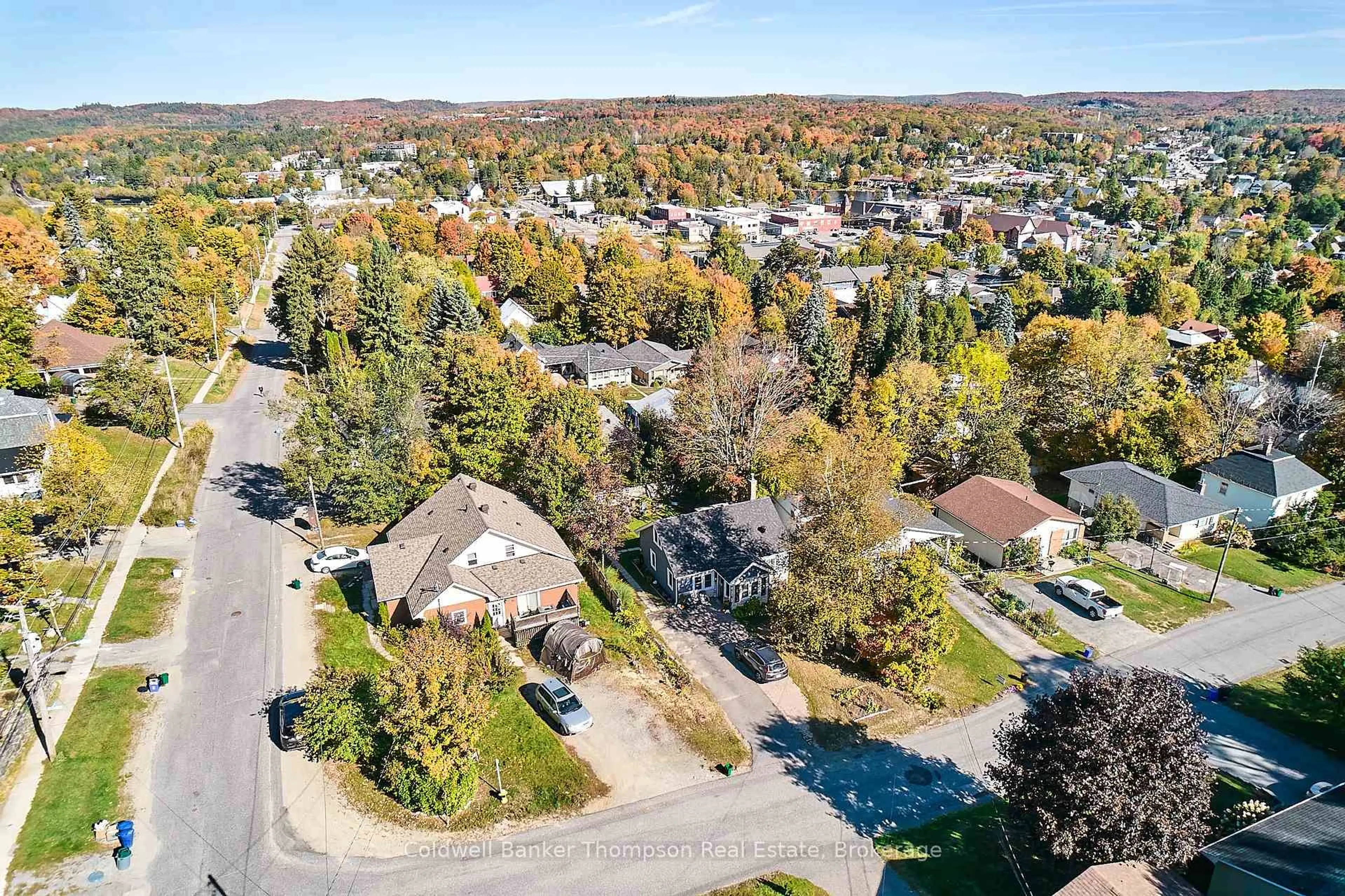 A pic from outside/outdoor area/front of a property/back of a property/a pic from drone, street for 14 Cora St, Huntsville Ontario P1H 1V7