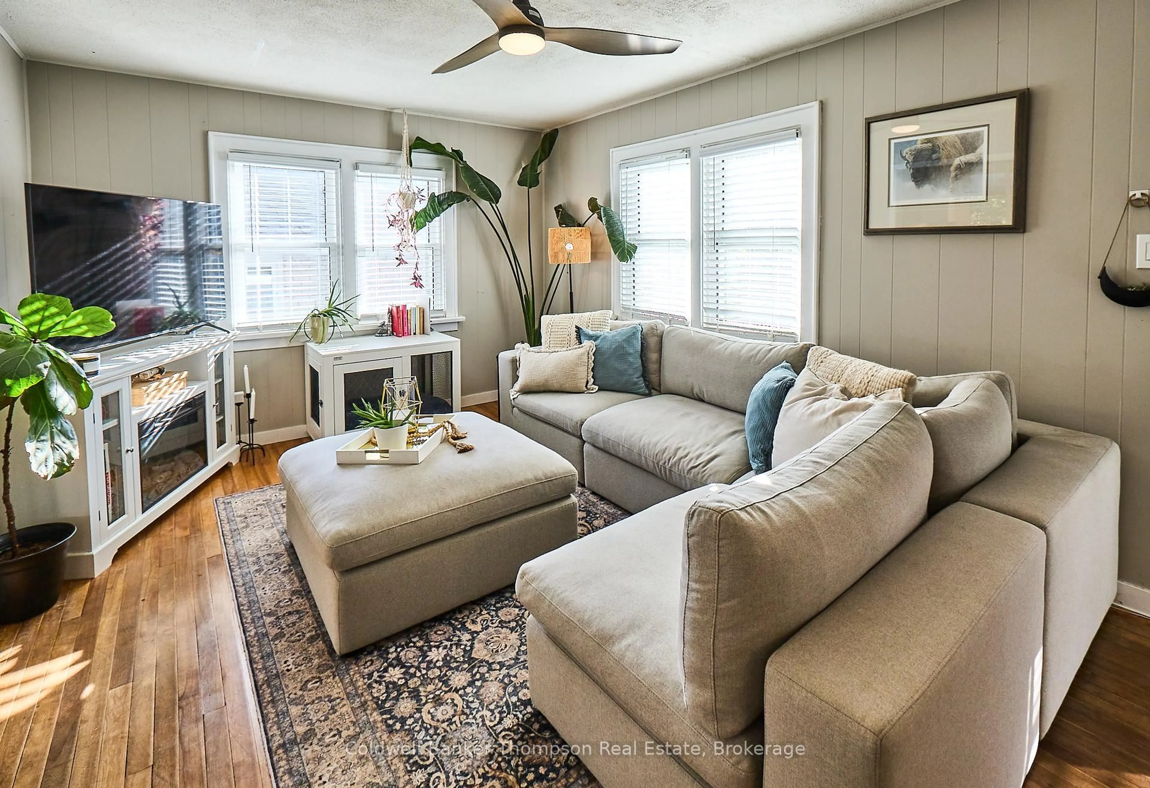 Living room with furniture, wood/laminate floor for 14 Cora St, Huntsville Ontario P1H 1V7