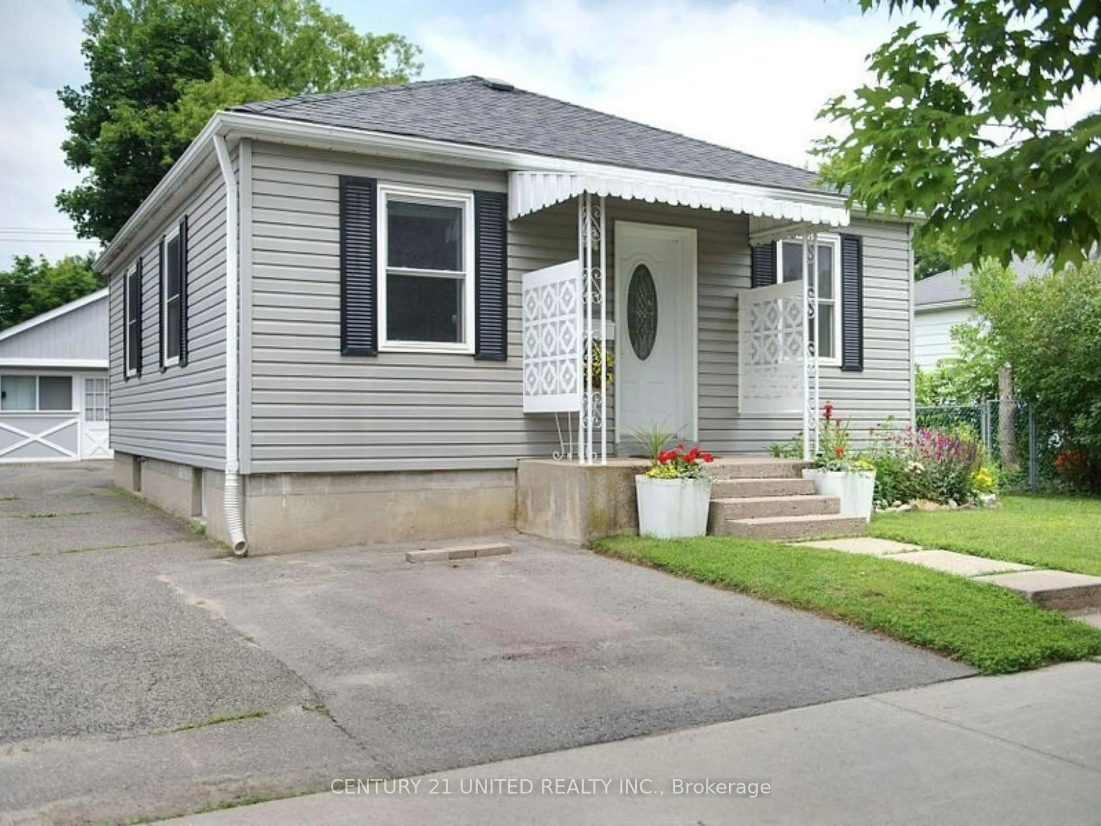 Home with vinyl exterior material, street for 460 Hamilton St, Peterborough Ontario K9J 4B9