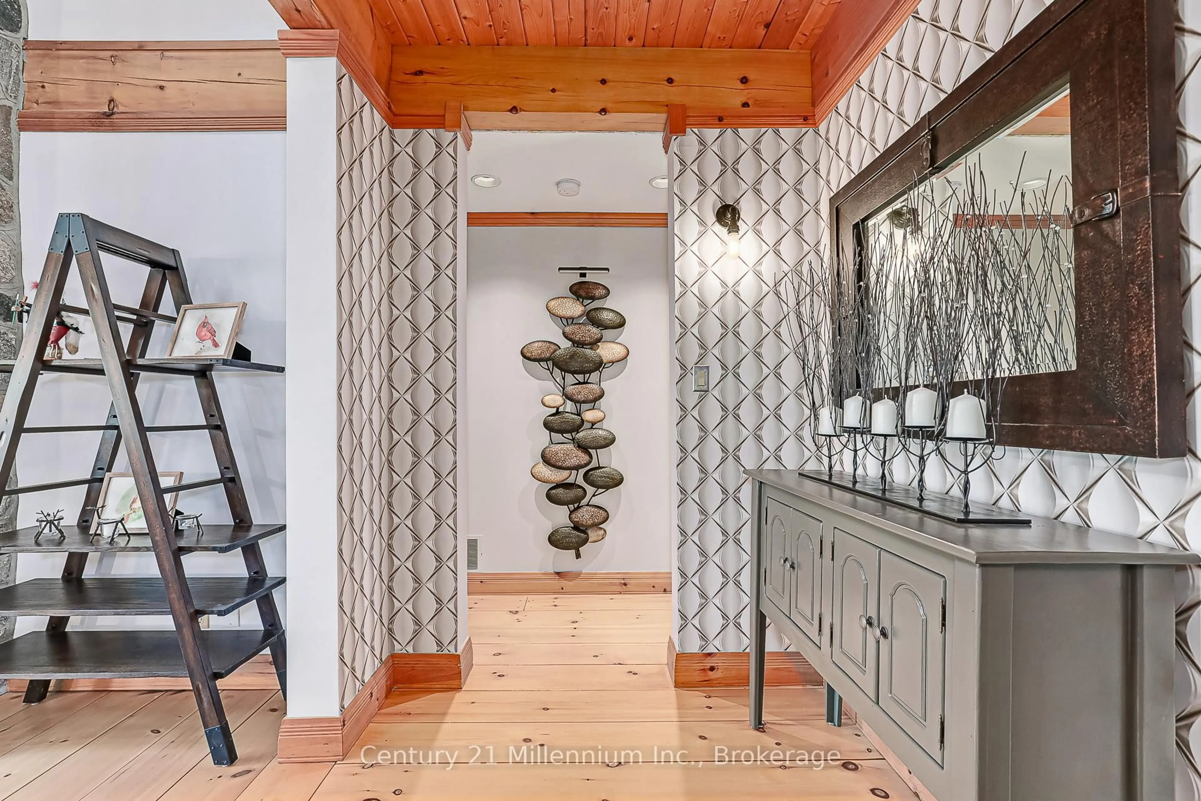 Indoor entryway for 108 Cortina Cres, Blue Mountains Ontario L9Y 3Z2