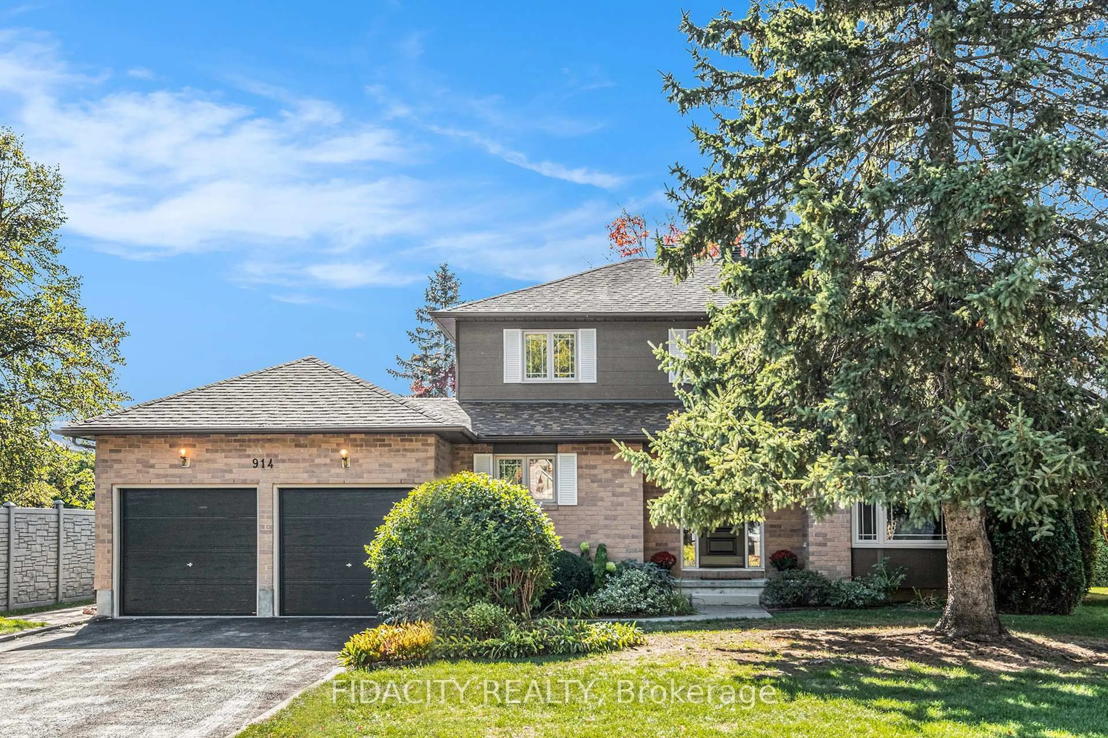Home with brick exterior material, street for 914 Long Meadow Way, Stittsville Ontario K2S 0R9