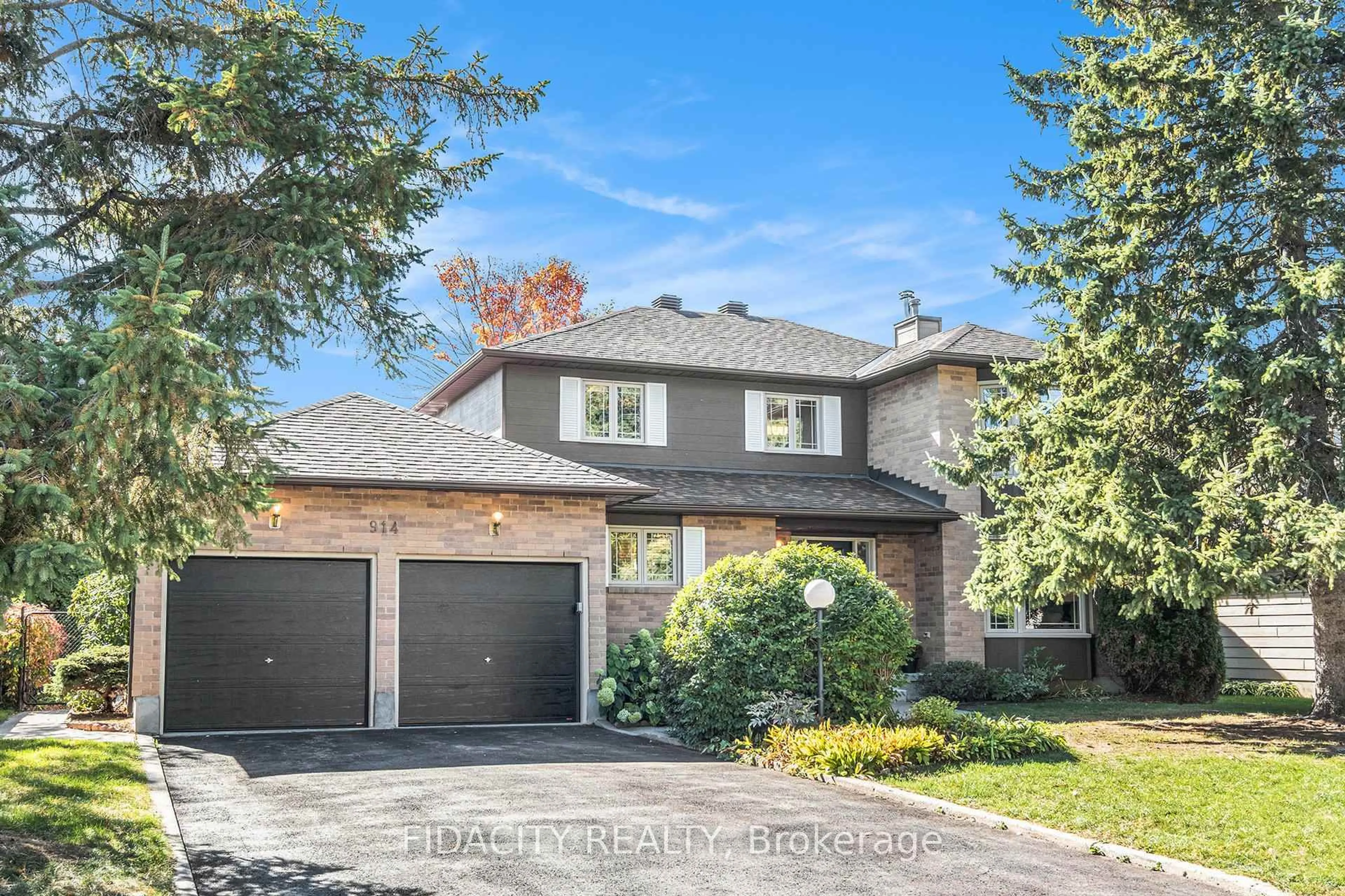 Home with brick exterior material, street for 914 Long Meadow Way, Stittsville Ontario K2S 0R9