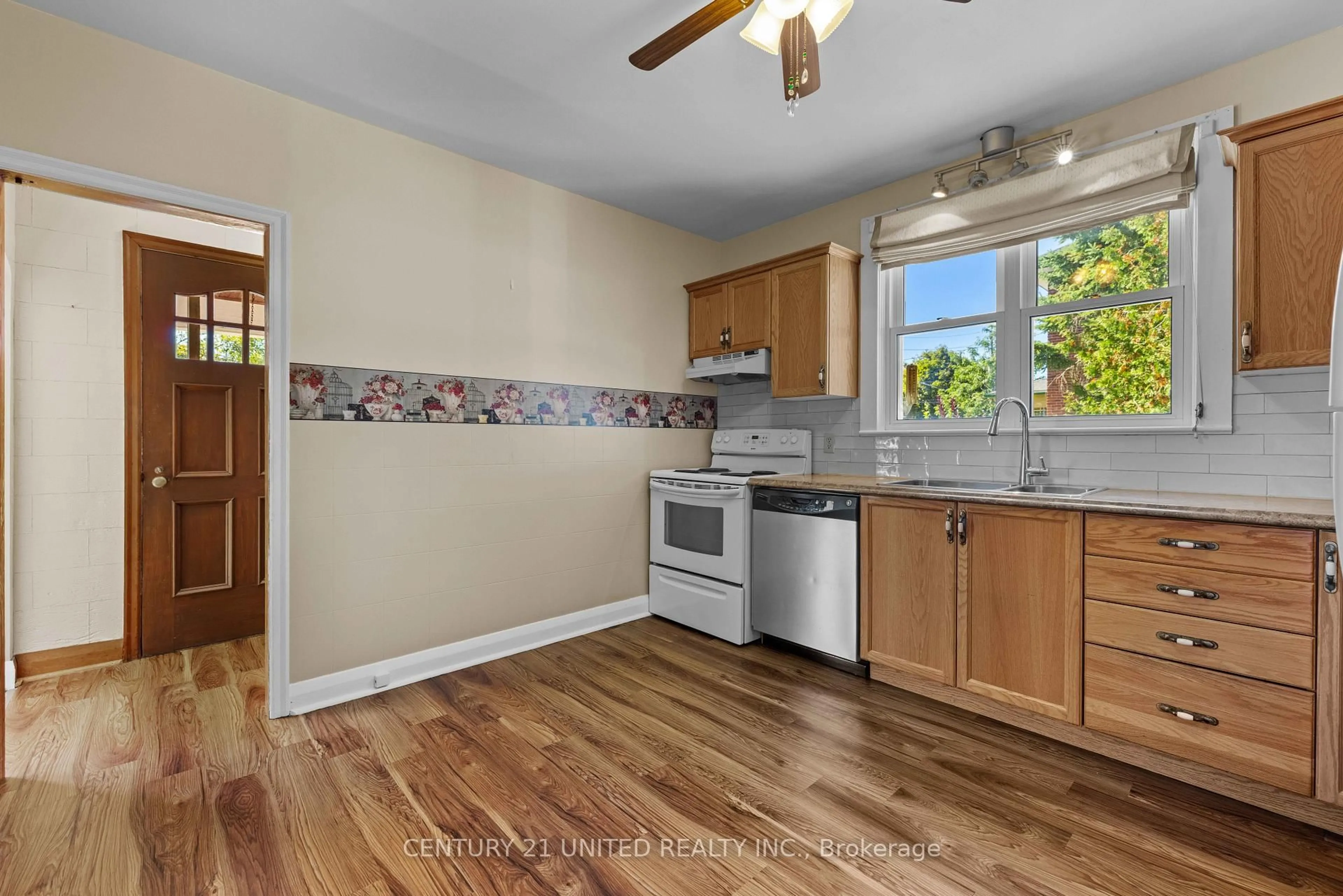 Standard kitchen, unknown for 572 Murray St, Peterborough Ontario K9H 2V1