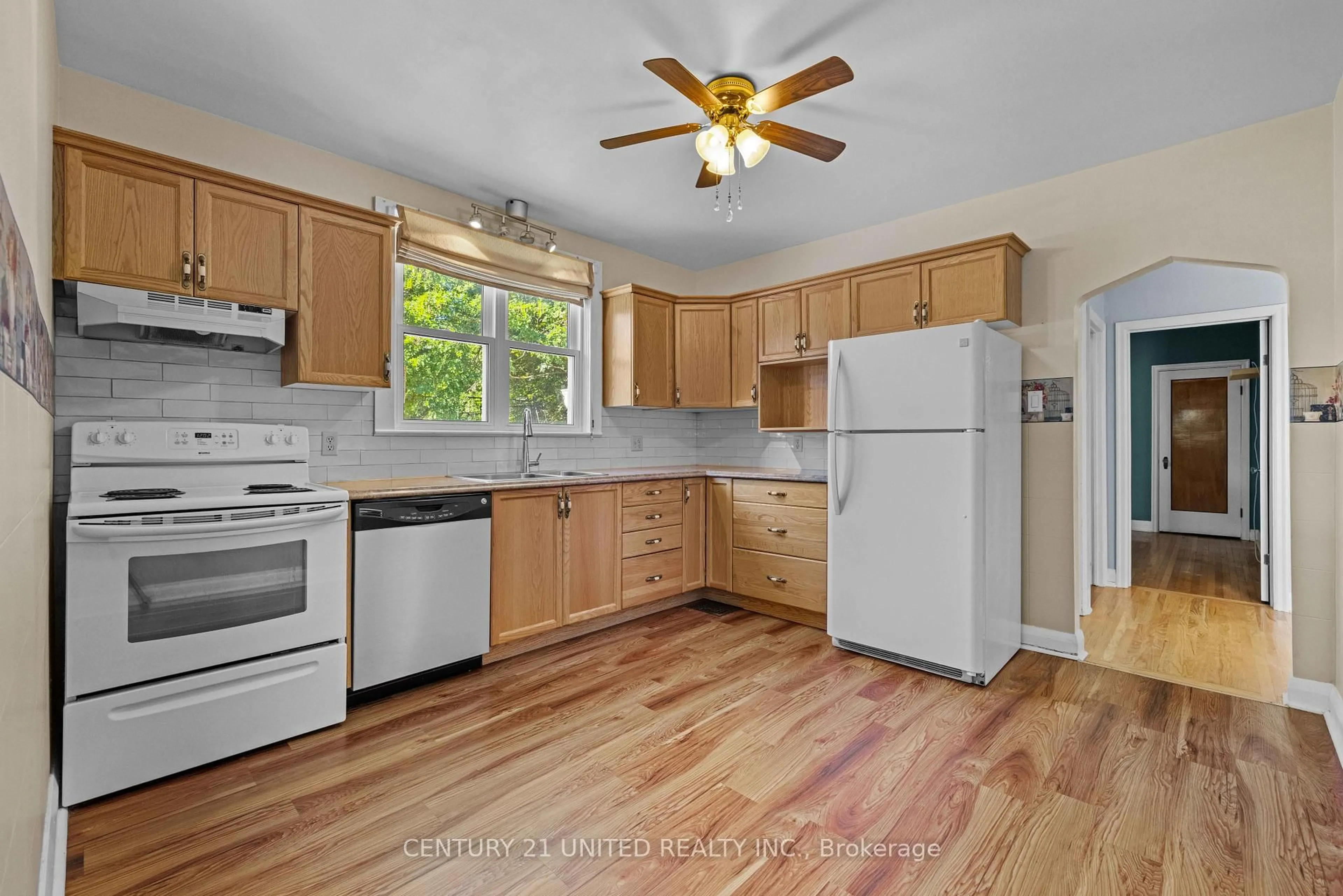 Standard kitchen, unknown for 572 Murray St, Peterborough Ontario K9H 2V1
