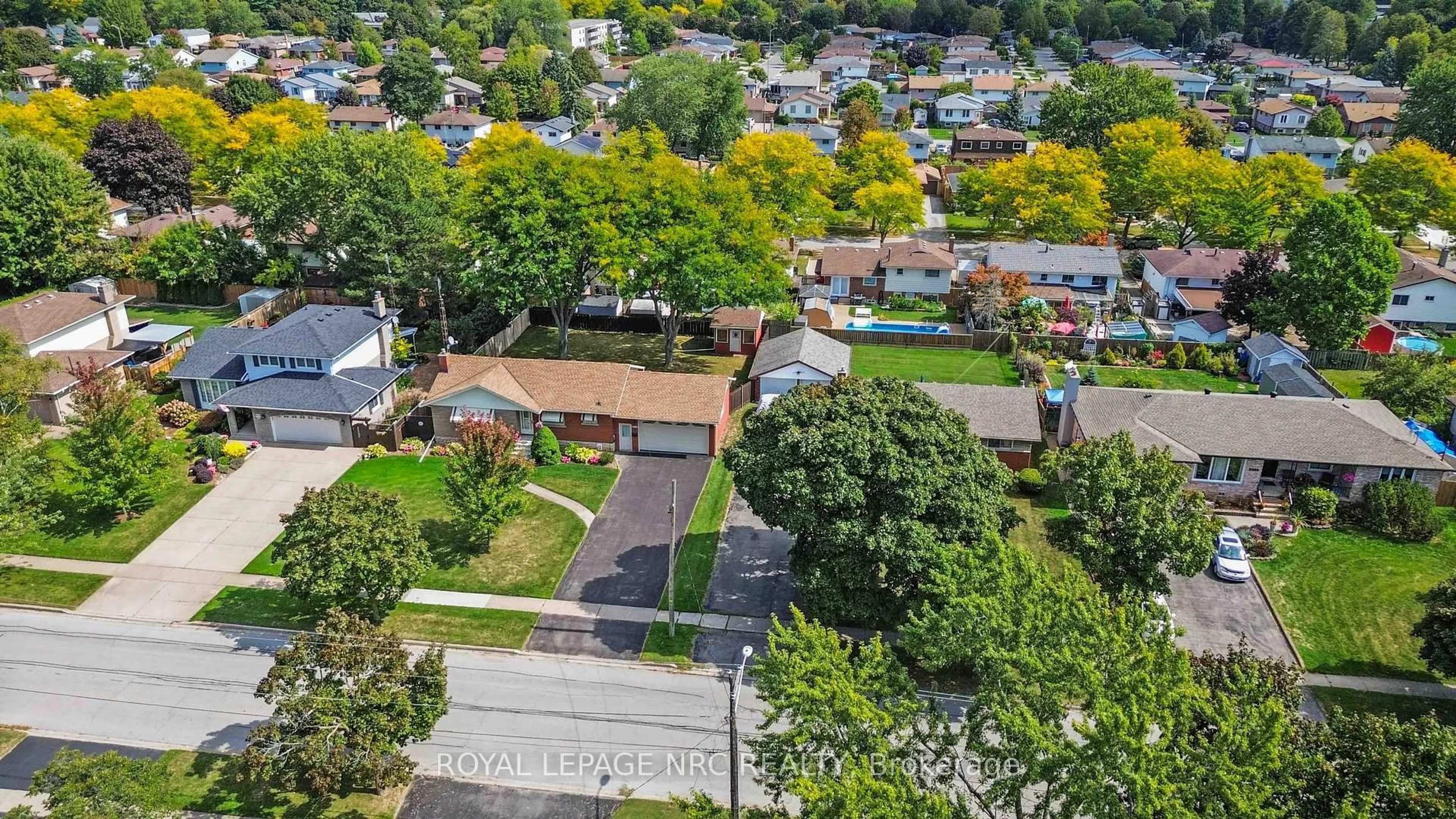 A pic from outside/outdoor area/front of a property/back of a property/a pic from drone, street for 6256 Pitton Rd, Niagara Falls Ontario L2H 1S3