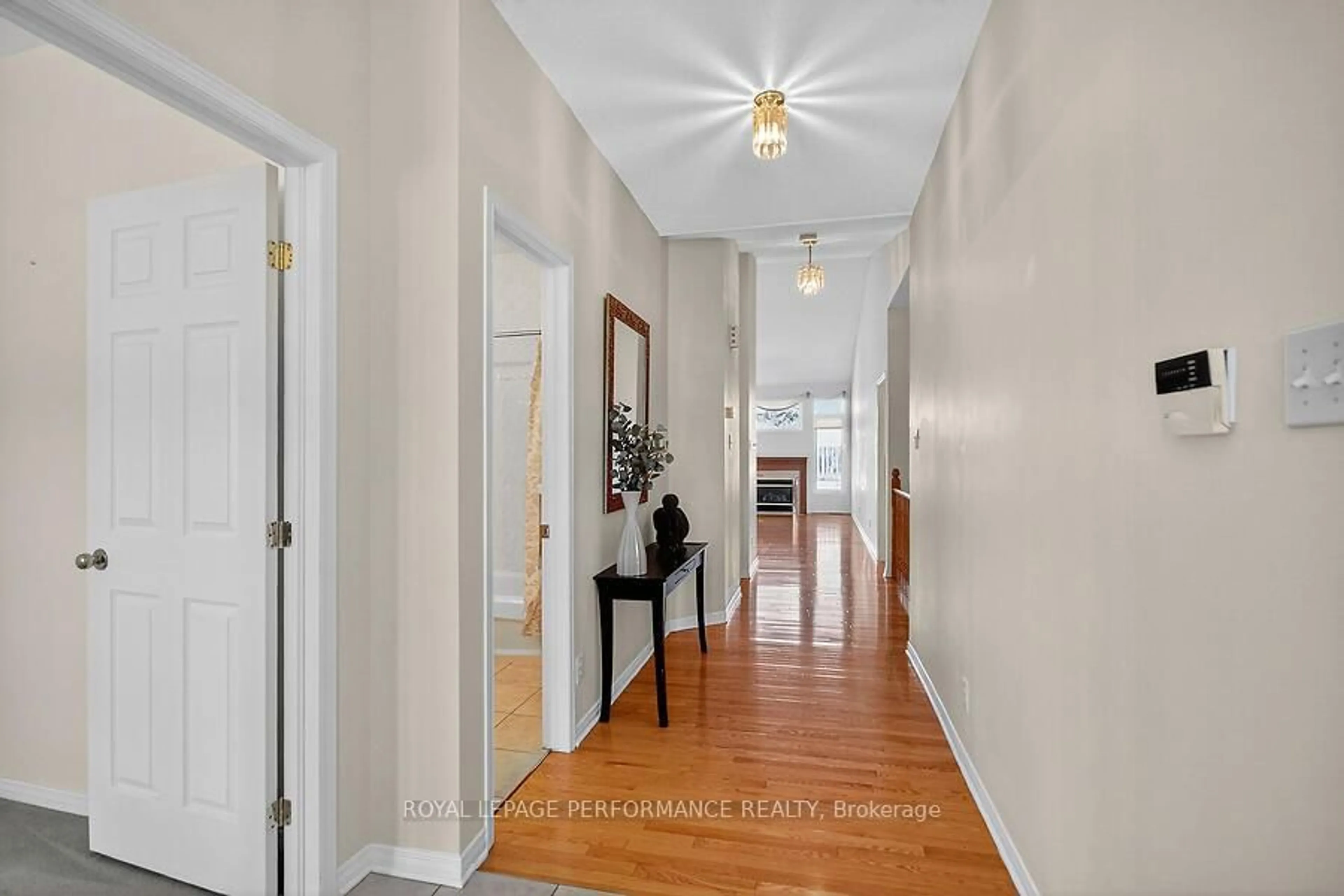Indoor entryway for 40 Briardale Cres, Ottawa Ontario K2E 1C2