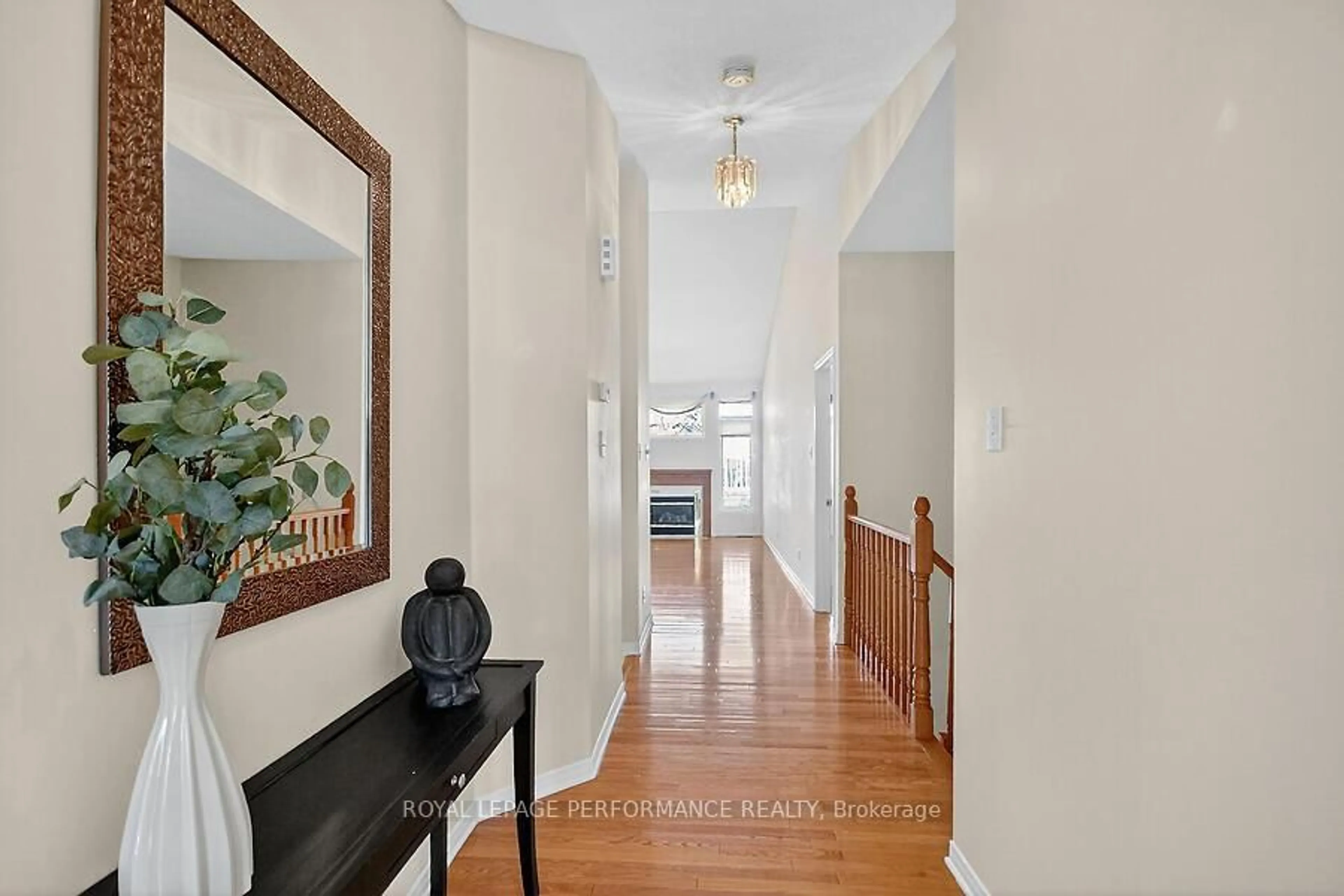 Indoor entryway for 40 Briardale Cres, Ottawa Ontario K2E 1C2