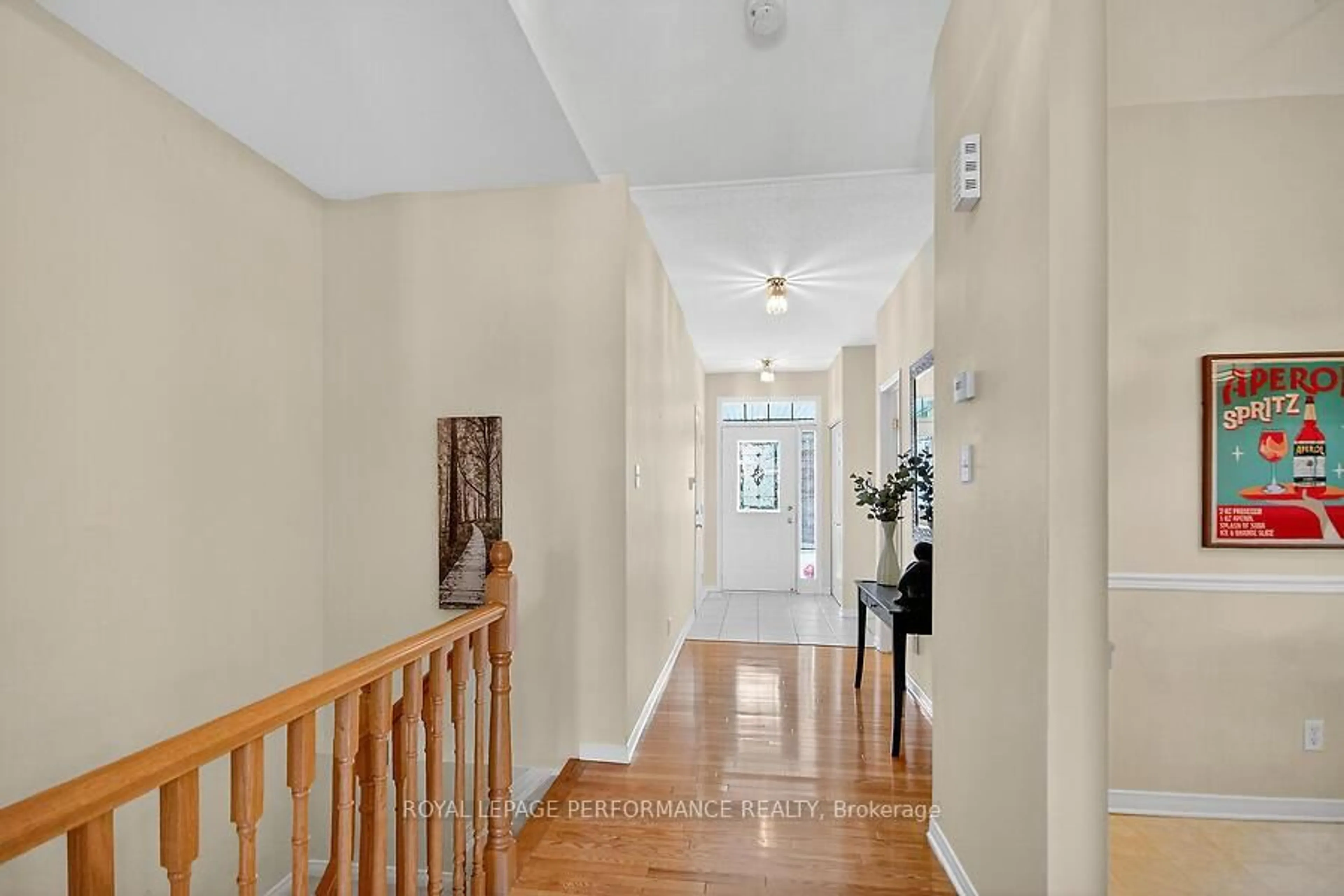 Indoor foyer for 40 Briardale Cres, Ottawa Ontario K2E 1C2