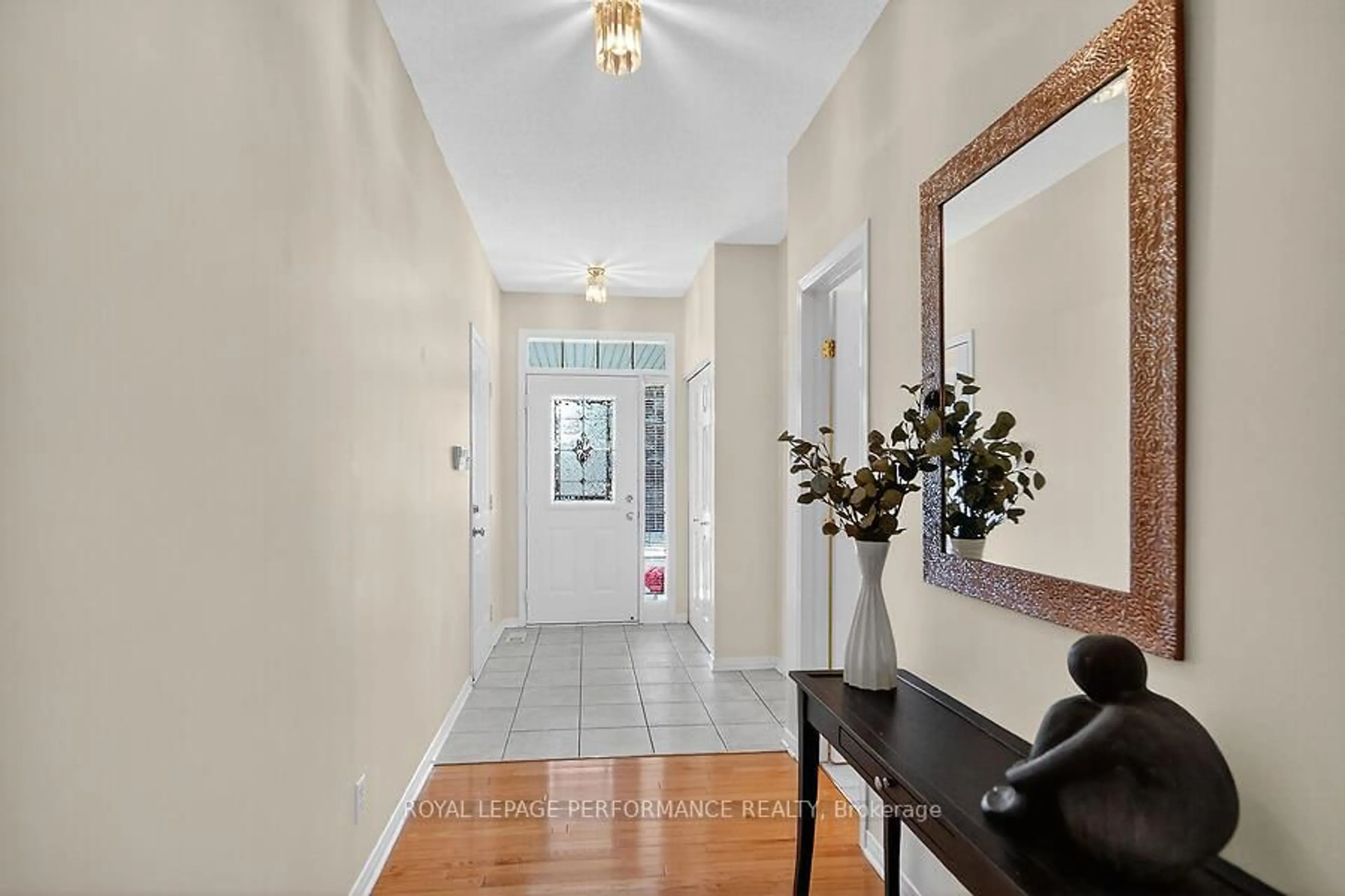 Indoor entryway for 40 Briardale Cres, Ottawa Ontario K2E 1C2