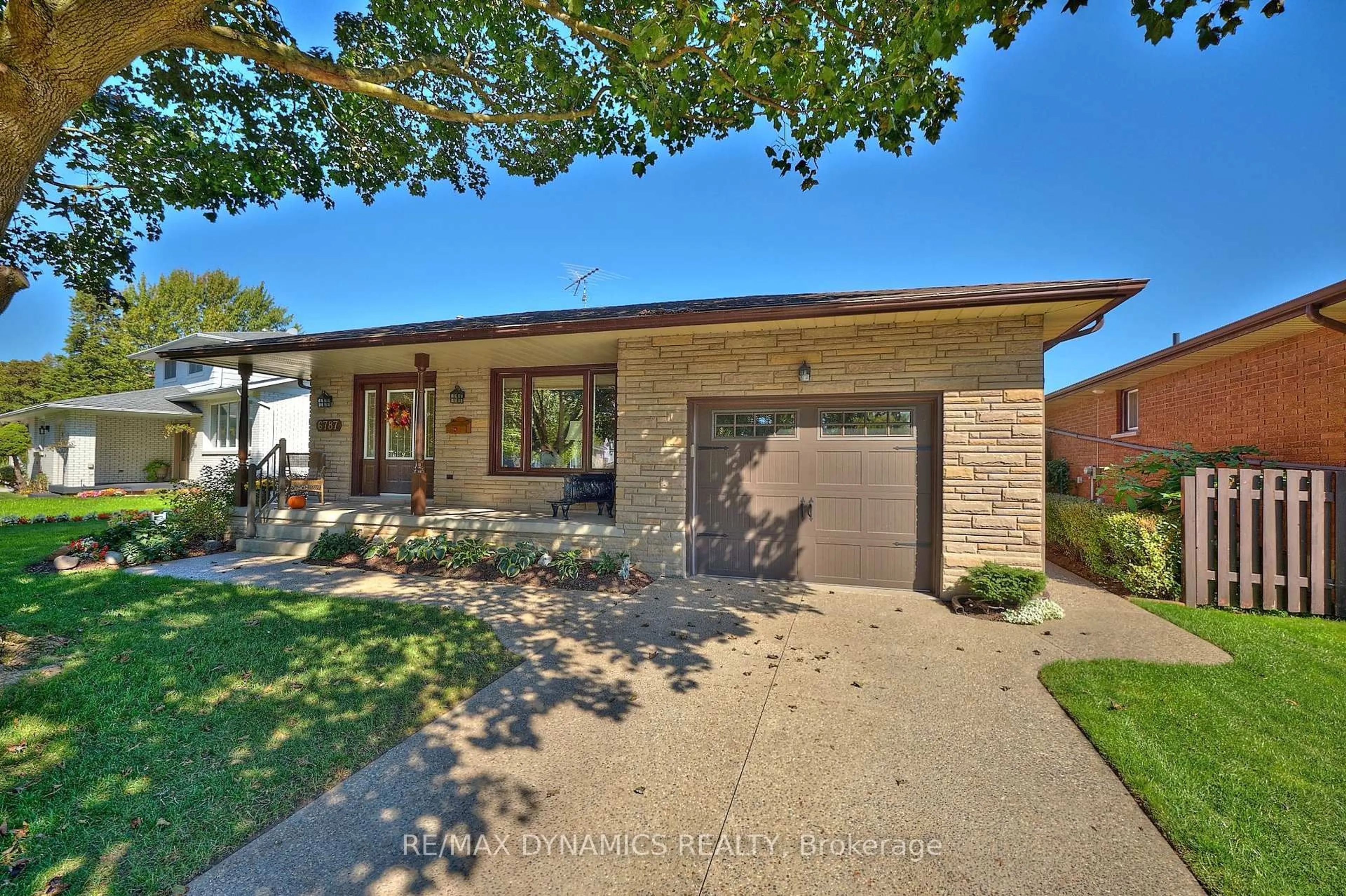 Home with brick exterior material, street for 6787 Corwin Cres, Niagara Falls Ontario L2G 2M8